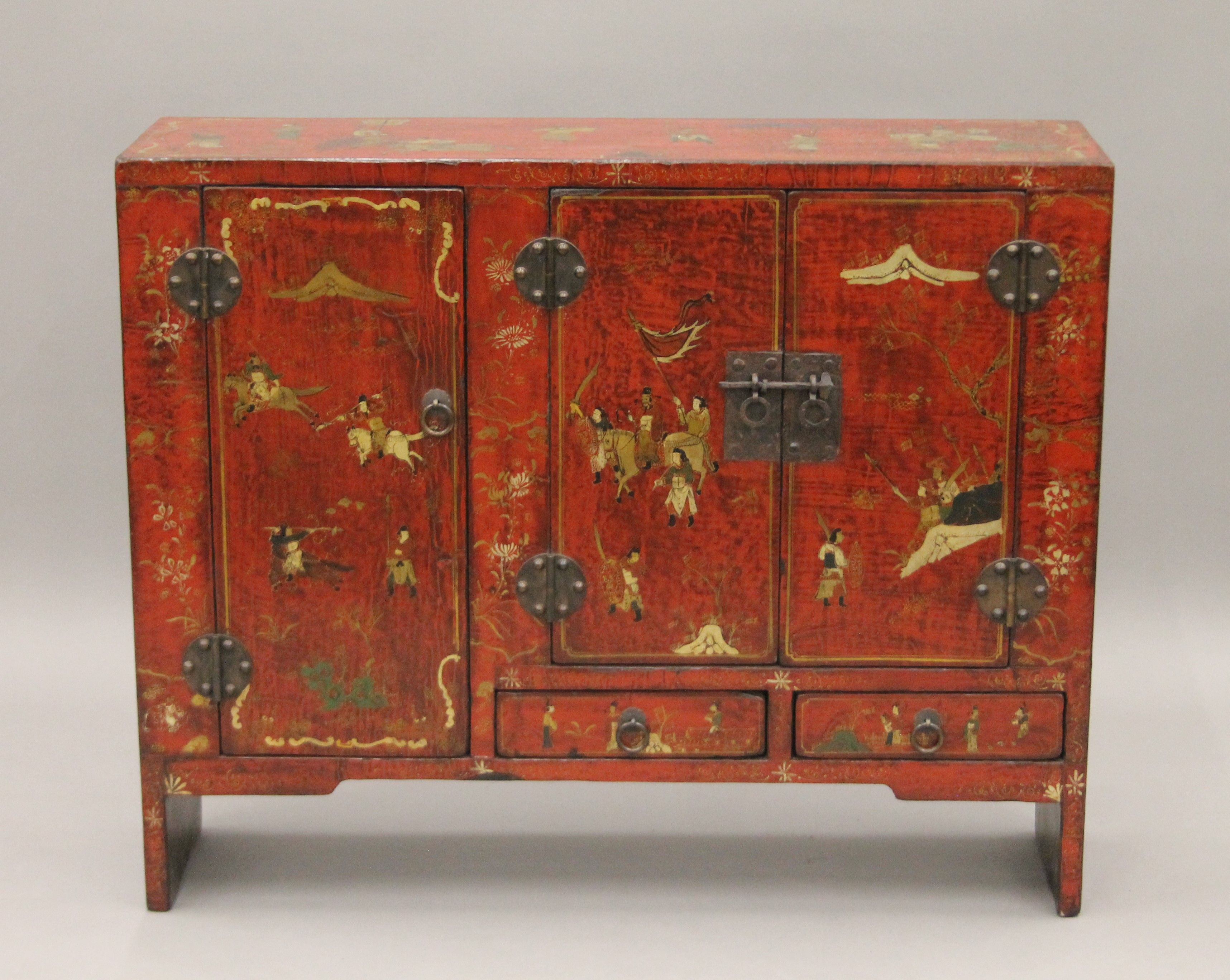 A chinoiserie lacquered side cabinet. 84 cm wide.
