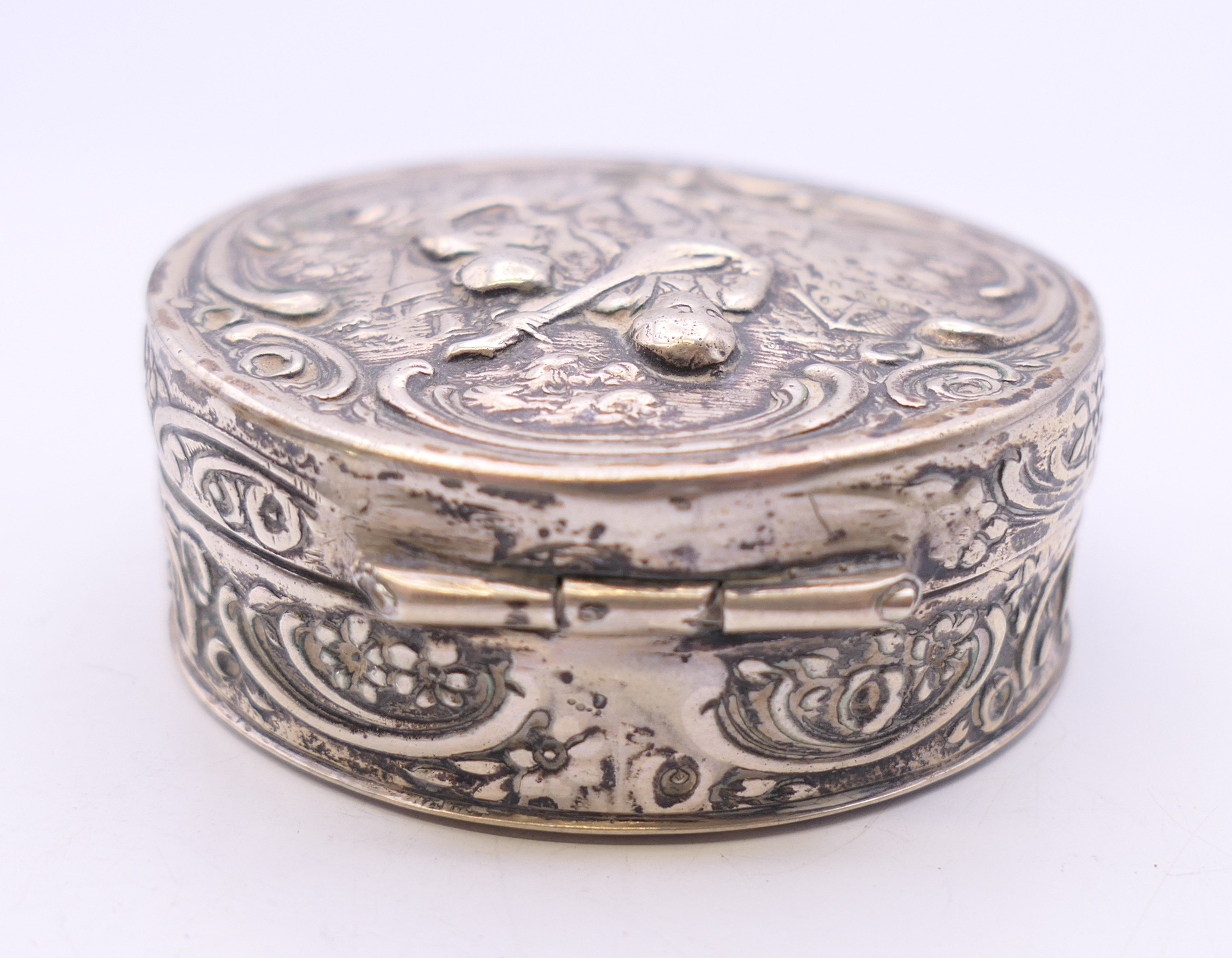 A embossed Continental silver box. 5 cm diameter. 44.3 grammes. - Image 4 of 7