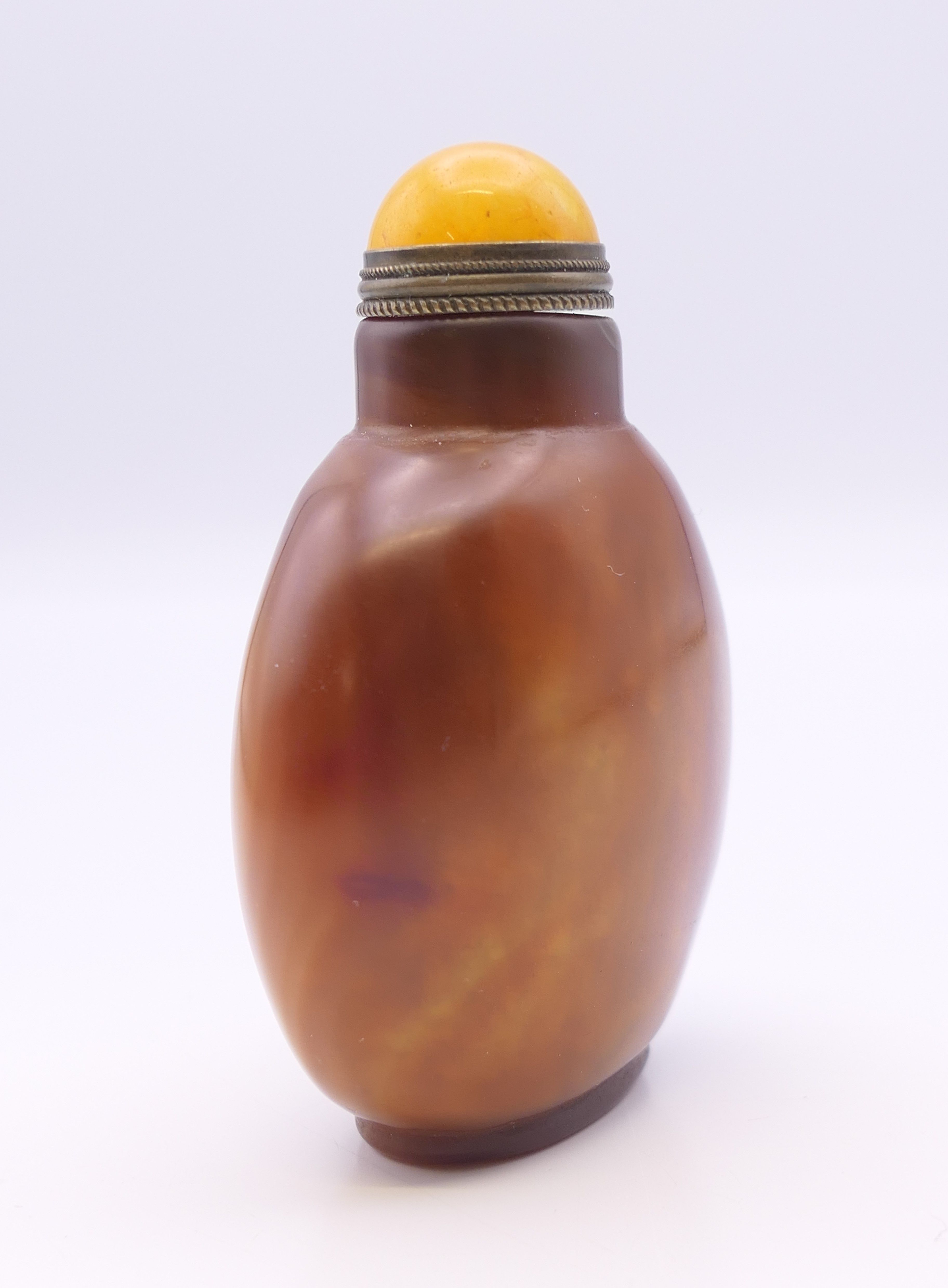 A large Chinese brown agate snuff bottle, with yellow stopper. 7.5 cm high. - Image 3 of 8