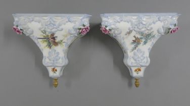 A pair of porcelain brackets. 22 cm wide.
