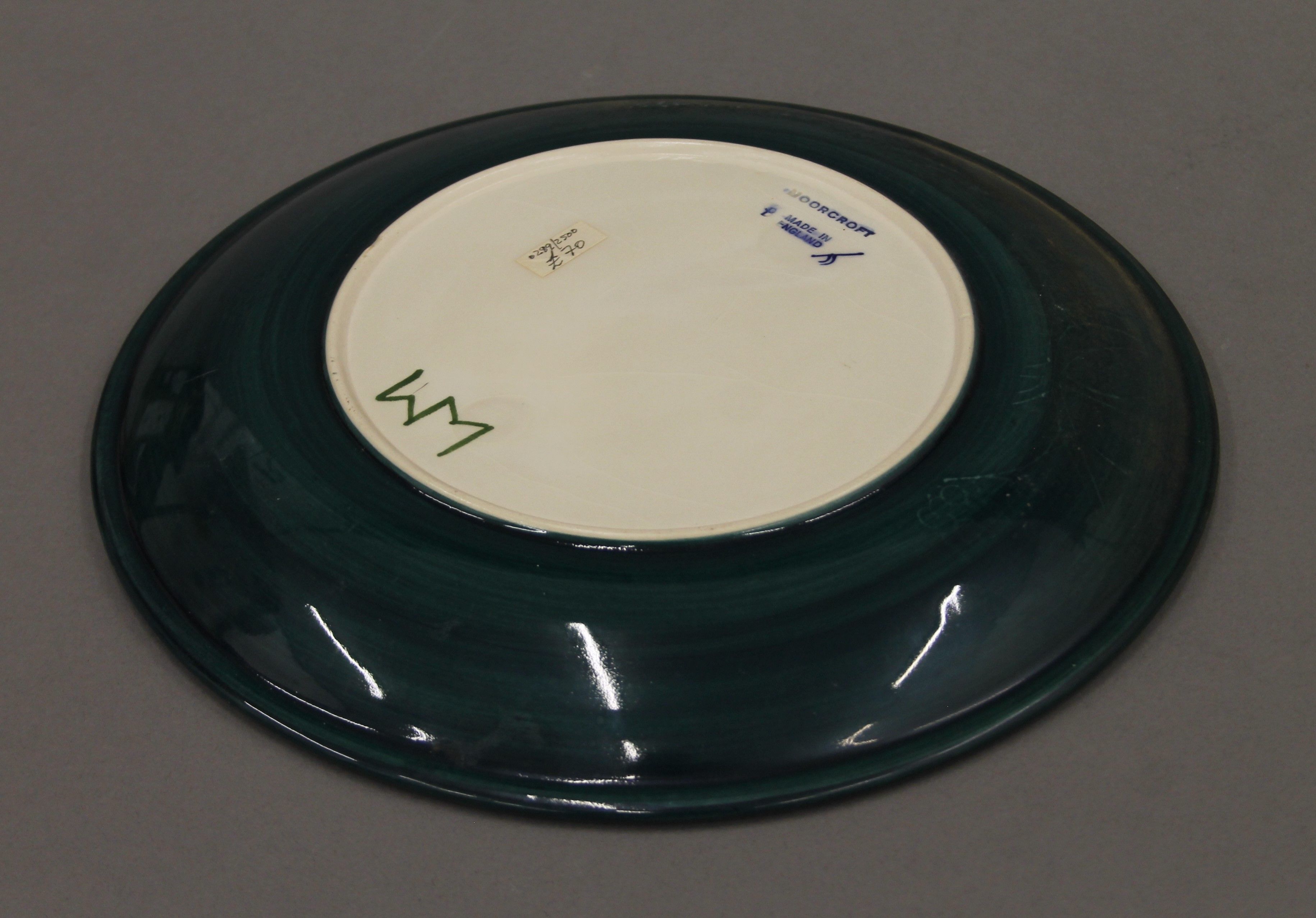 Two Moorcroft plates. 25.5 cm diameter. - Bild 4 aus 8