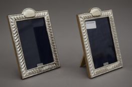 A pair of silver photograph frames. 13.5 x 19 cm.