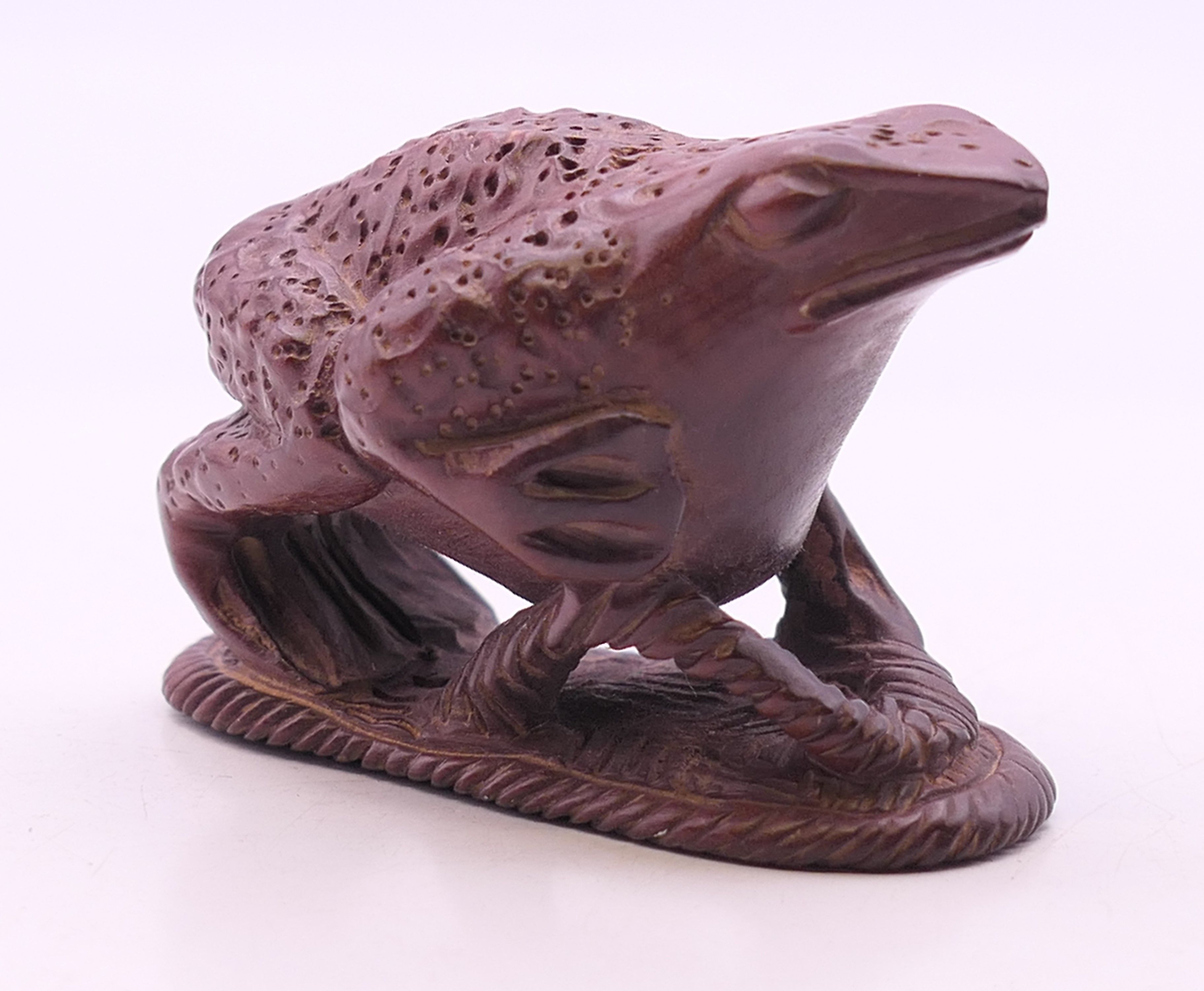 A carving of a frog. 3.5 cm high. - Image 3 of 5