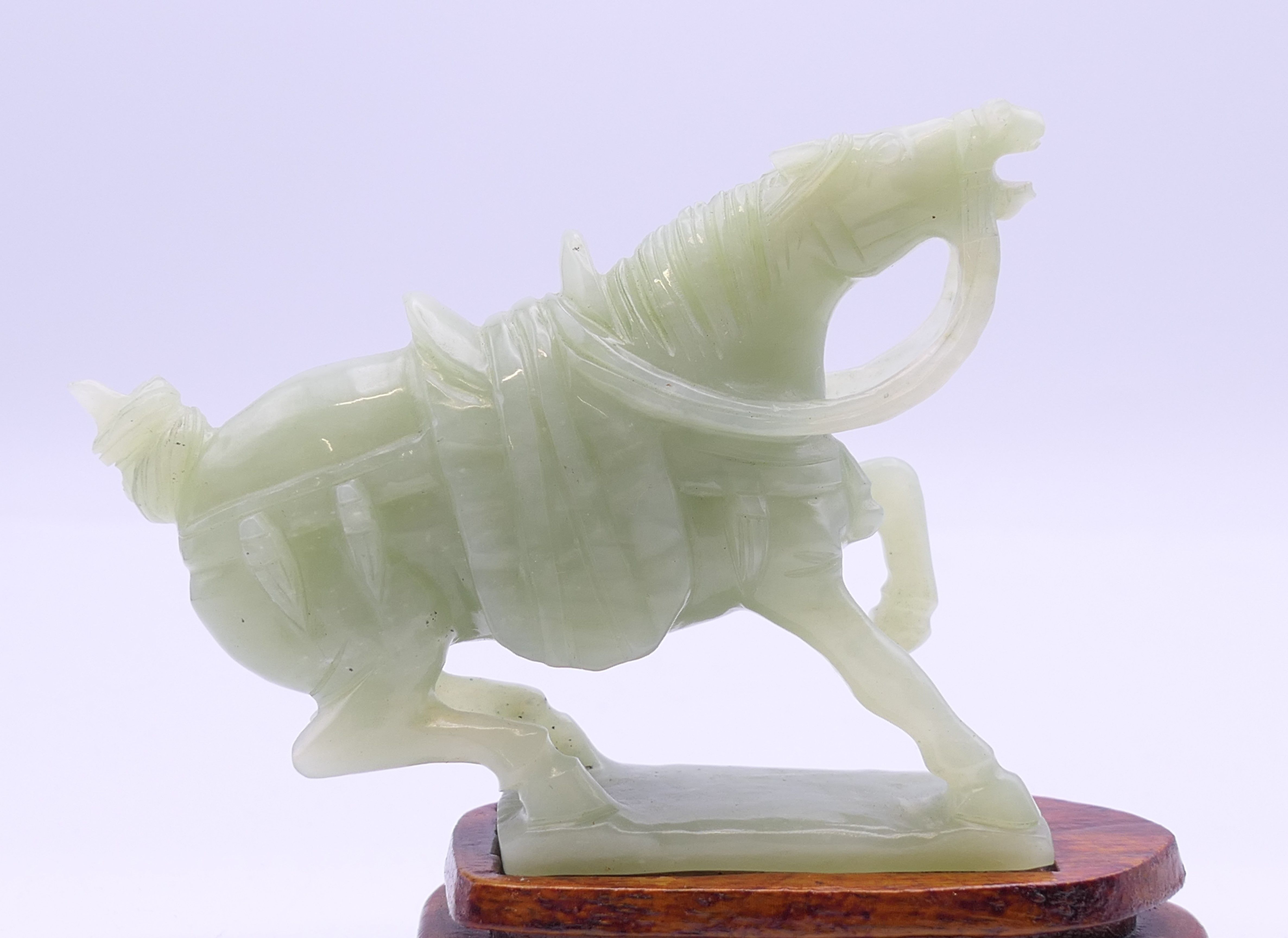 A pair of jade horses on wooden stands. Each 10 cm high including stand. - Image 3 of 5