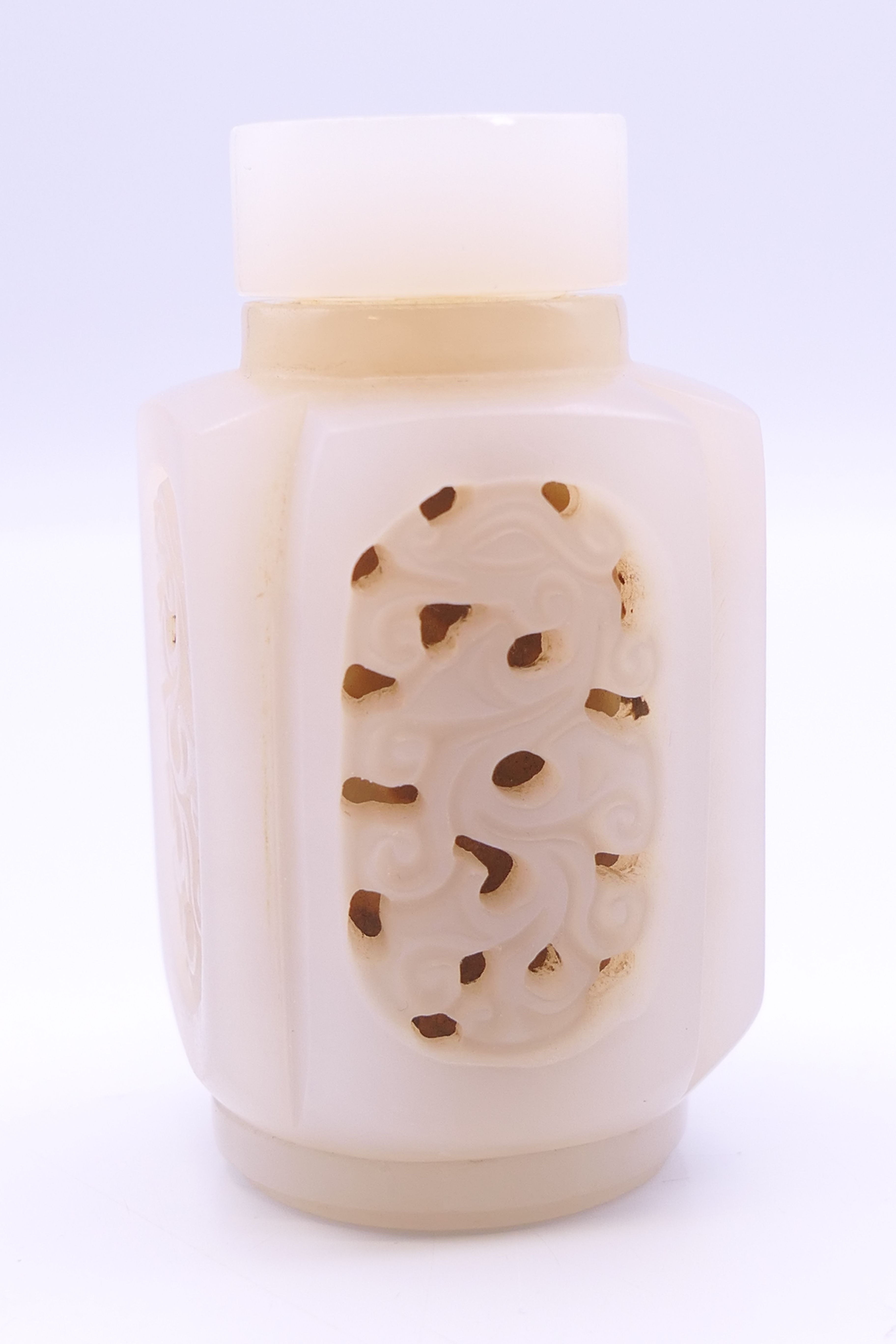 A Chinese light pink and white reticulated jade snuff bottle (stopper missing), Qing Dynasty. 6. - Image 4 of 7