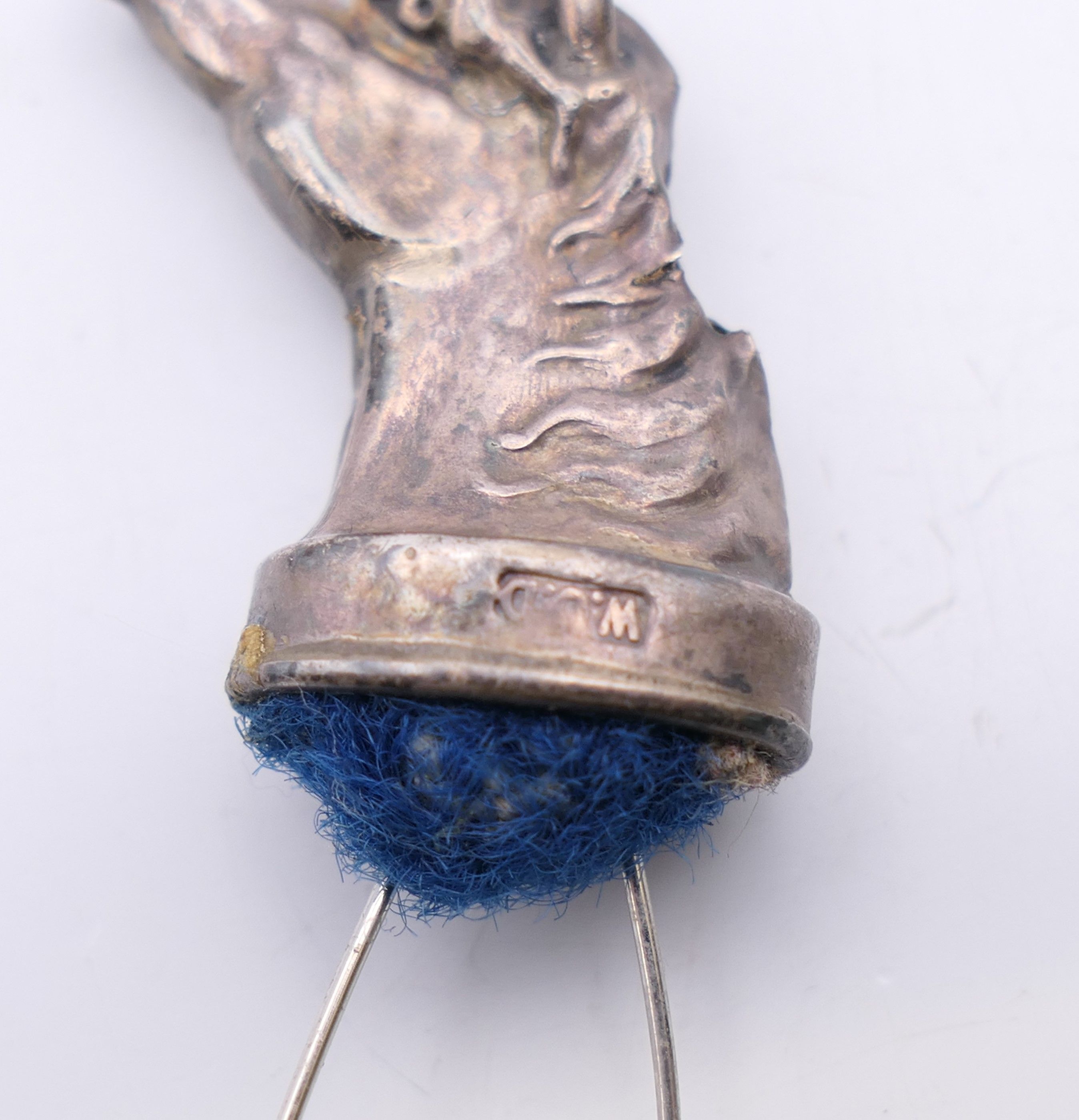 A silver horse's head form pin cushion. 3 cm wide. - Image 8 of 8