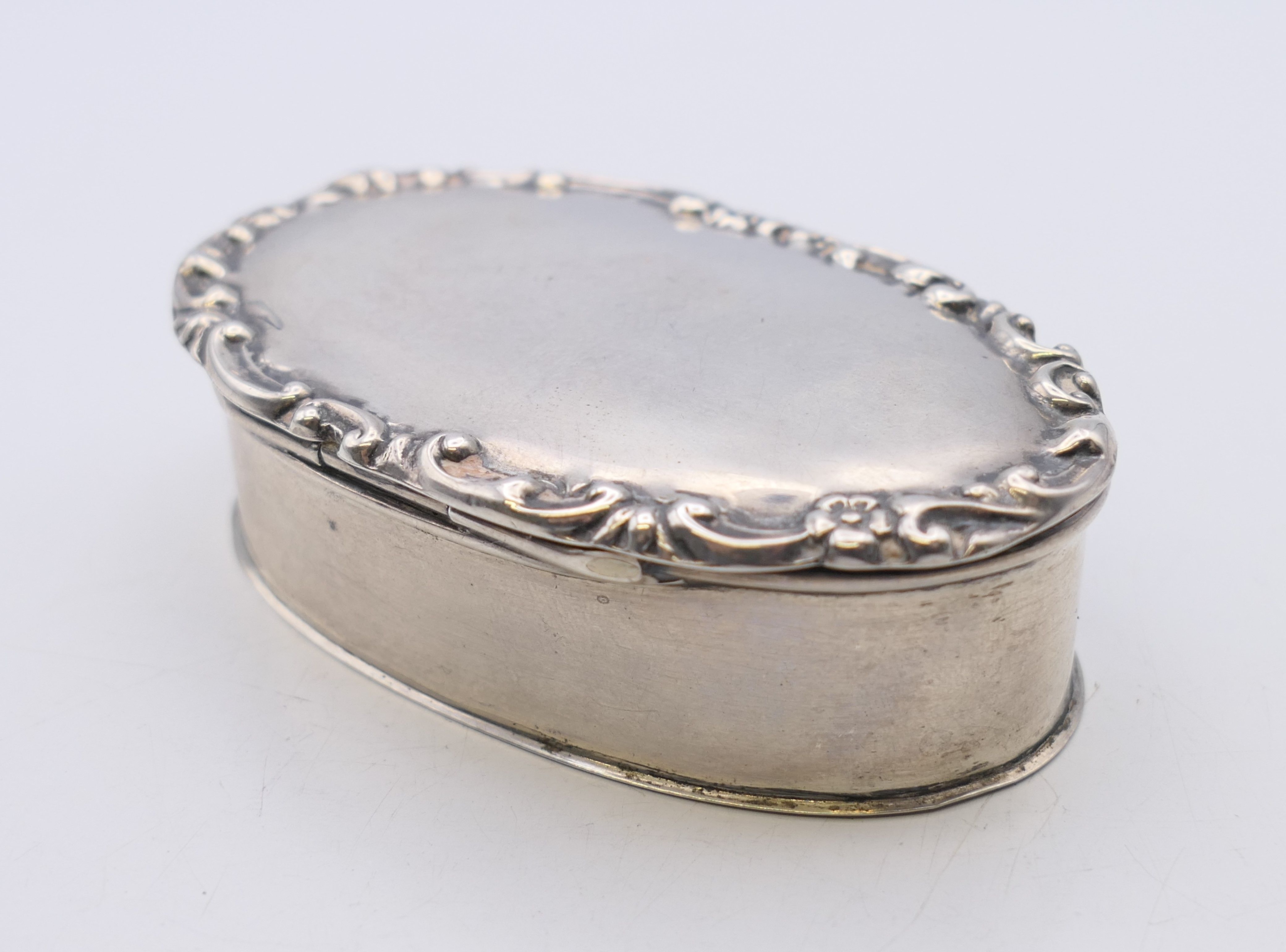 A silver snuff box, hallmarked for Chester 1902. 7.5 x 4.5 cm. 39.4 grammes. - Image 2 of 9