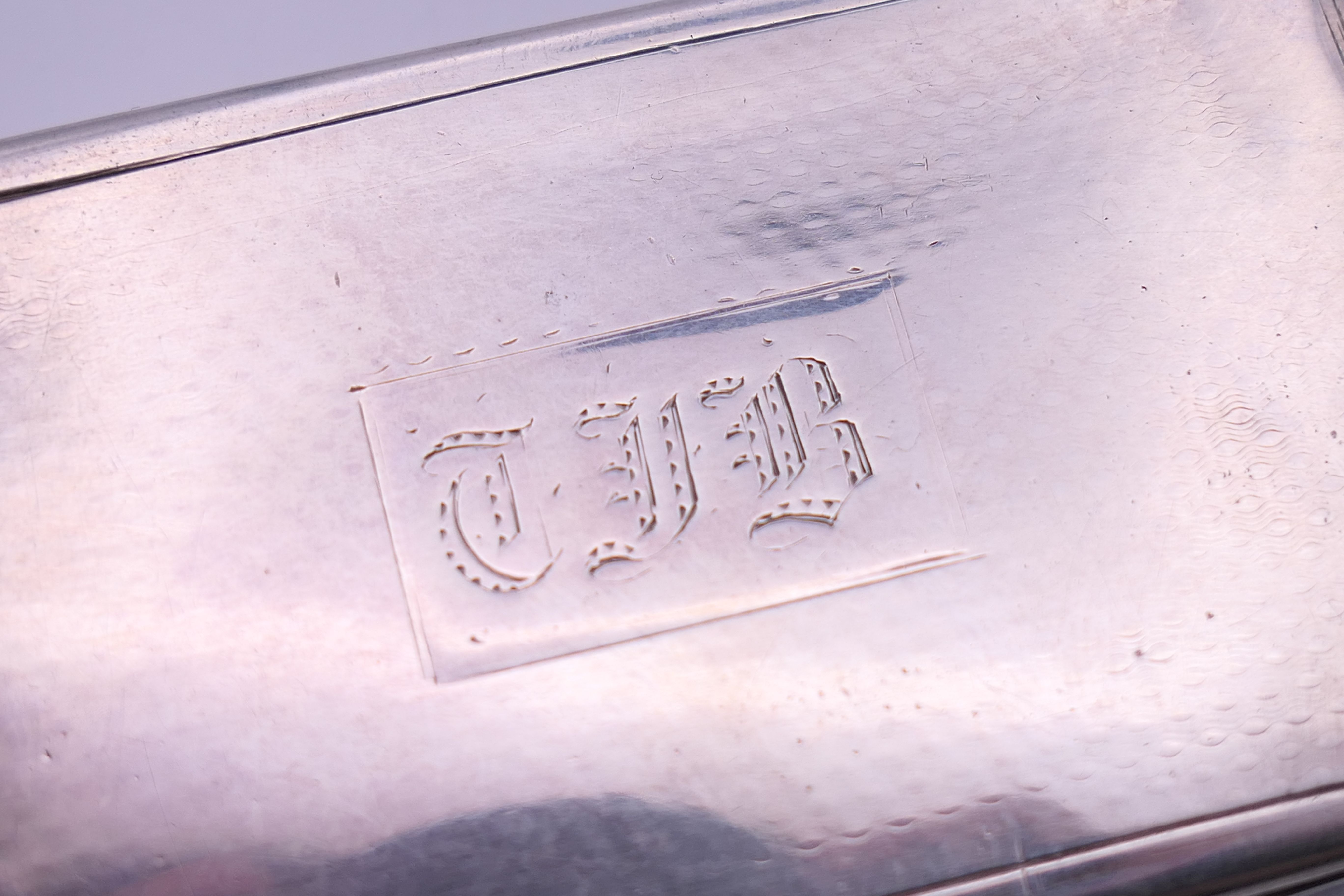 A silver snuff box, hallmarked for Birmingham 1869, maker's mark of George Unite. 7.5 cm x 4.5 cm. - Image 3 of 9