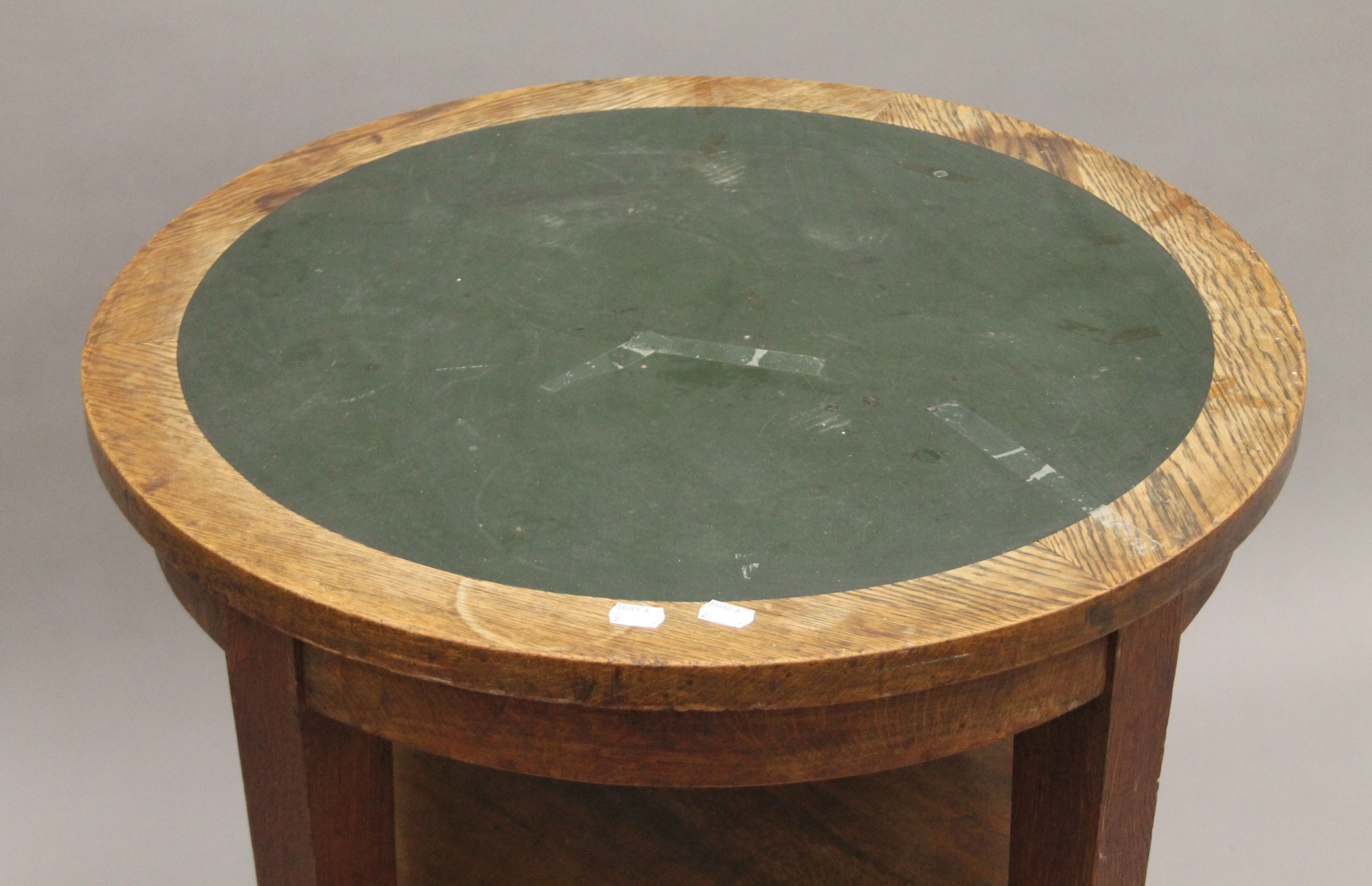 An early 20th century oak pub table. 67 cm diameter. - Image 2 of 3