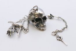 A silver skull and chain. Chain 28 cm long, skull 4 cm wide.
