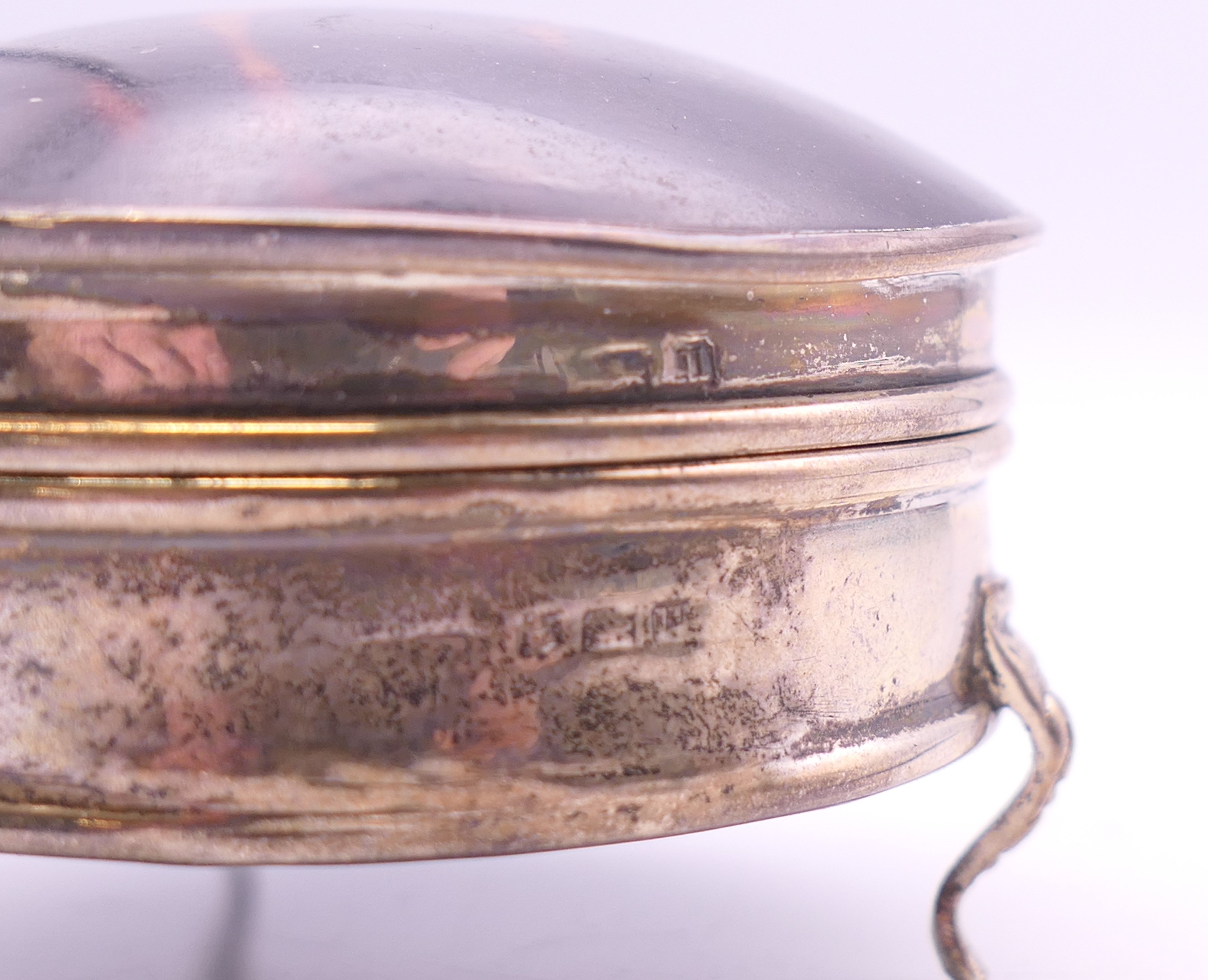 A tortoiseshell lidded silver jewellery box. 7 cm diameter. - Image 5 of 5