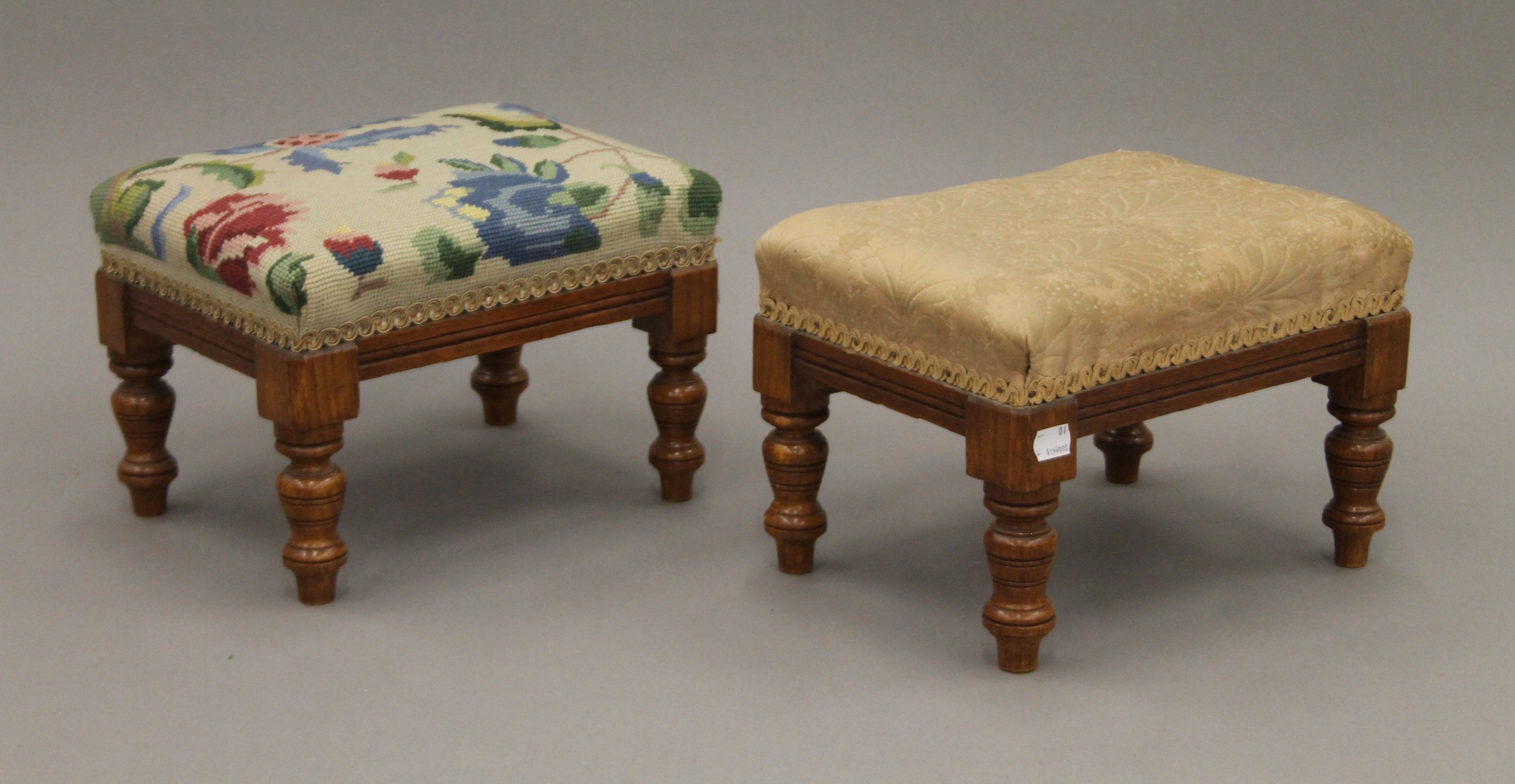 Two upholstered oak foot stools and a folding cake stand. The latter 90 cm high. - Image 5 of 8