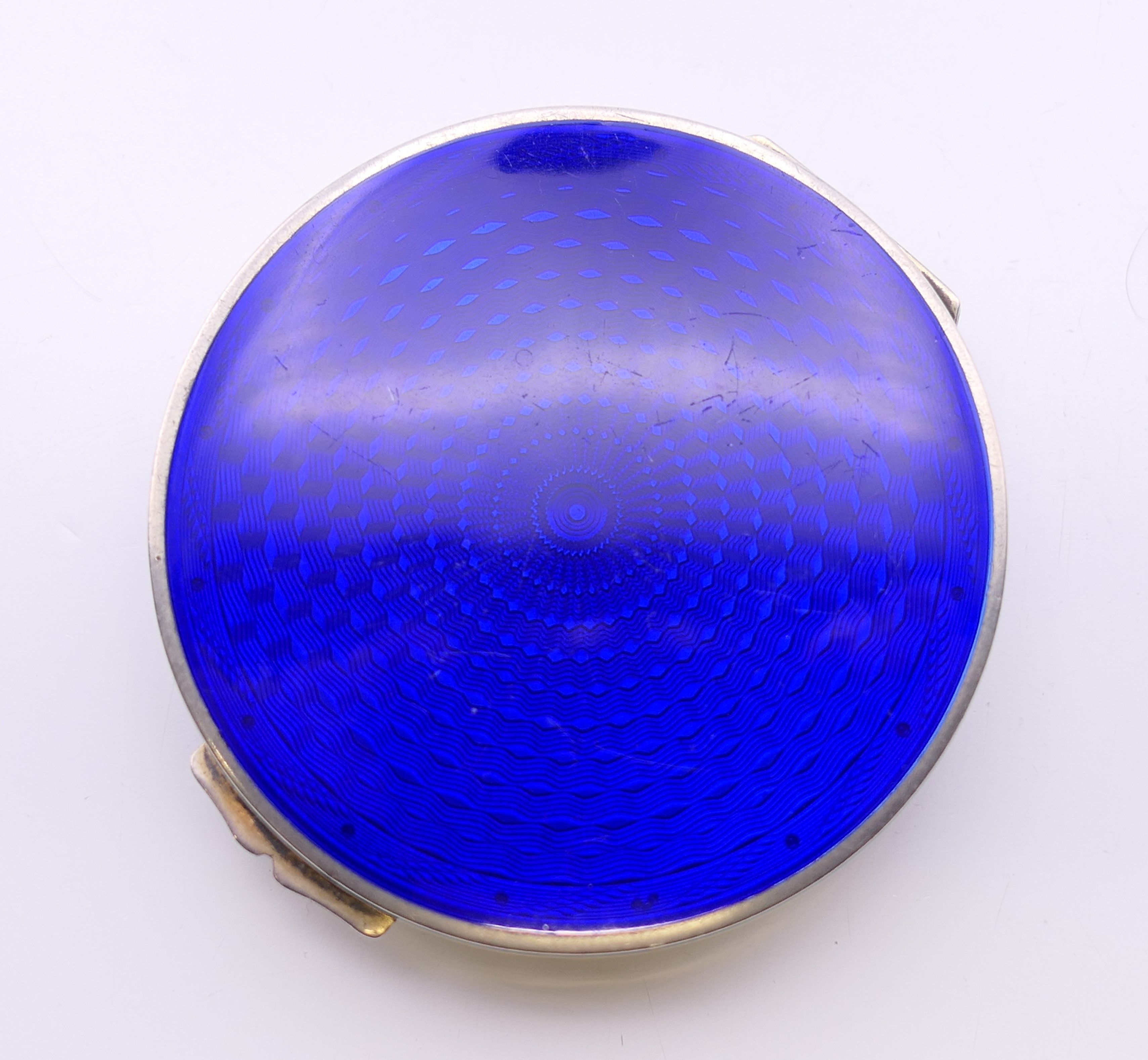 An enamel decorated silver compact. 5 cm diameter. - Image 2 of 6