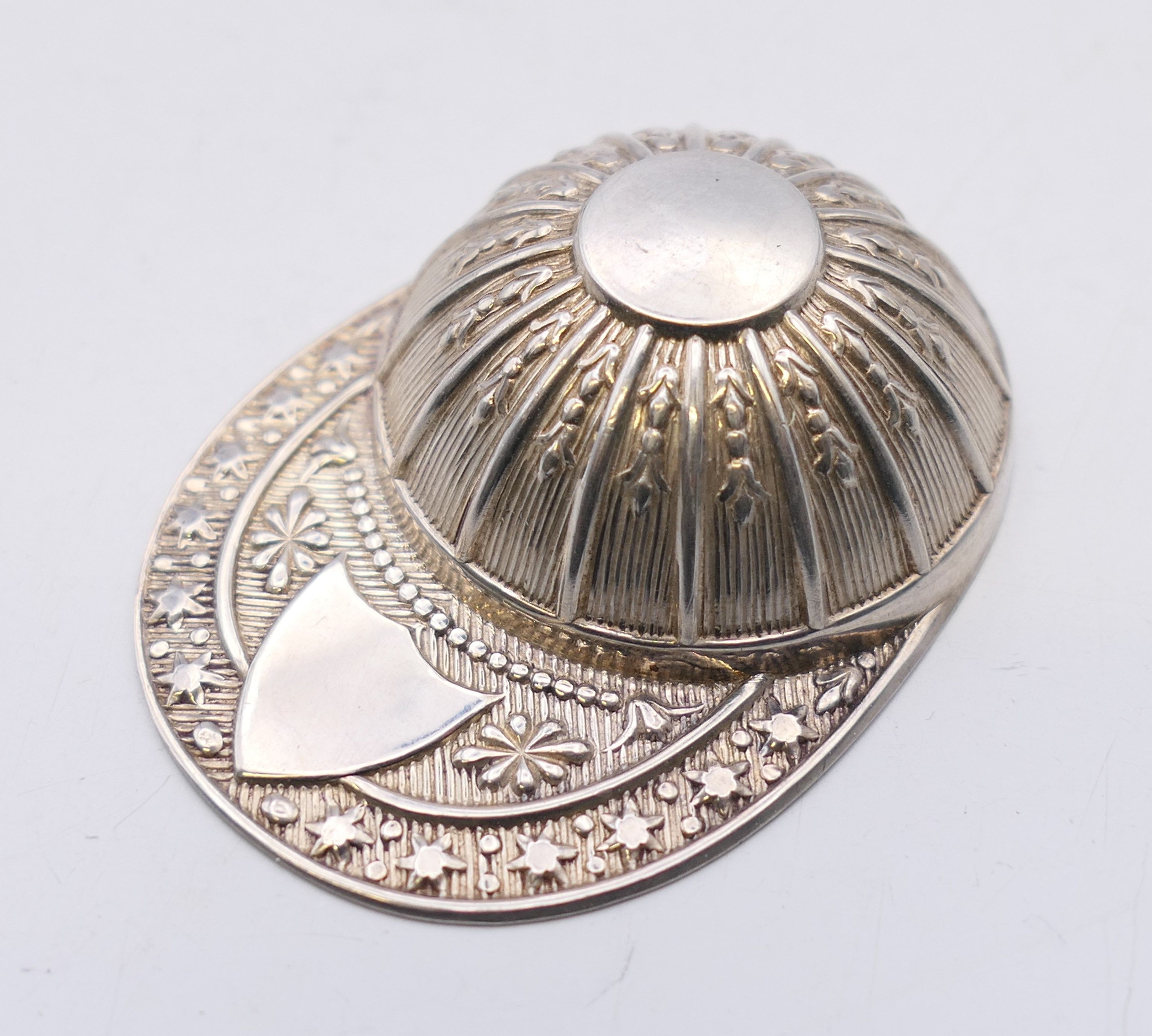 A silver jockey's cap form caddy spoon. 5.25 cm x 4 cm. 11.1 grammes.