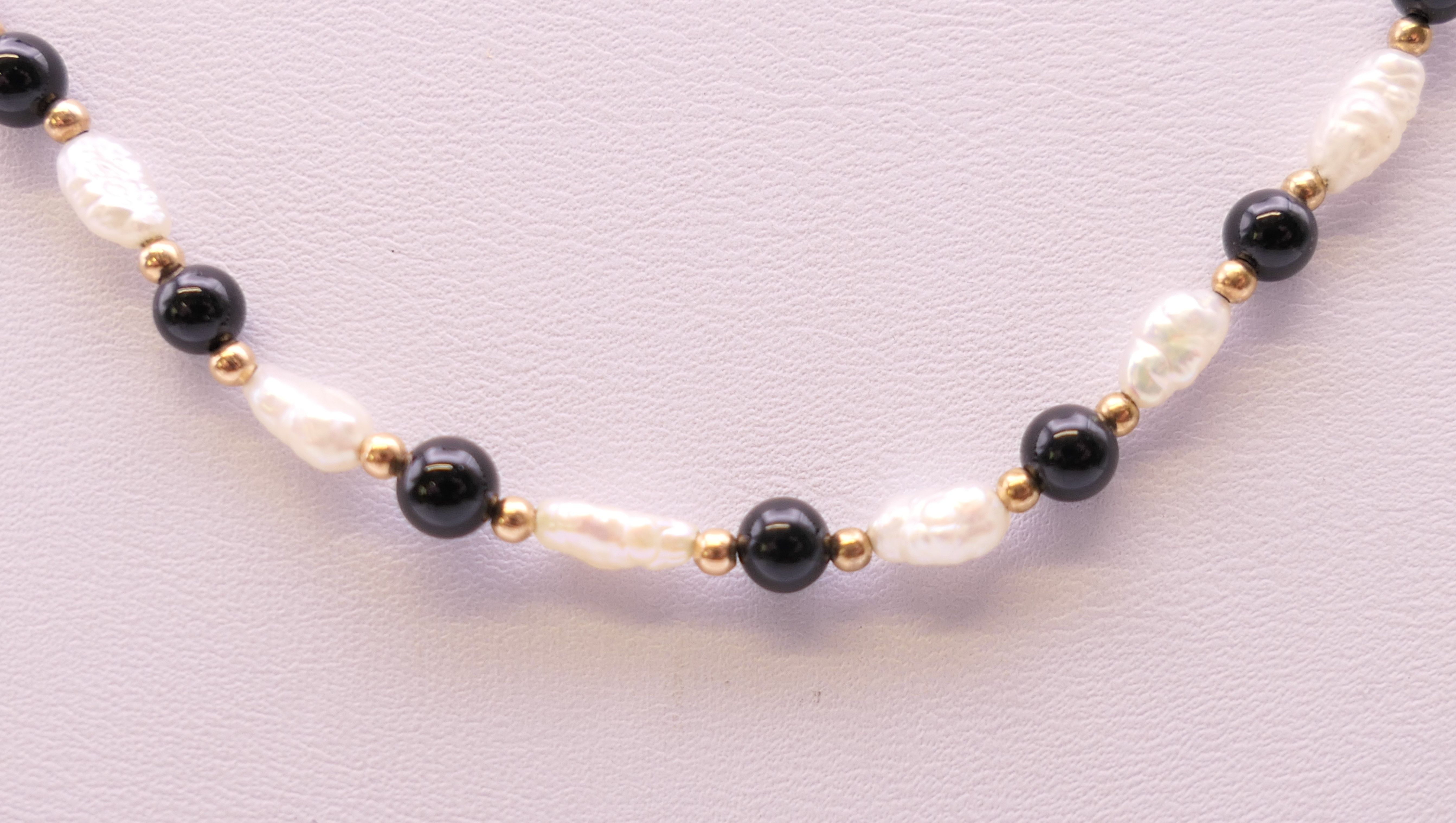 A pearl and black bead necklace with 9 ct gold clasp. 44 cm long. - Image 2 of 5