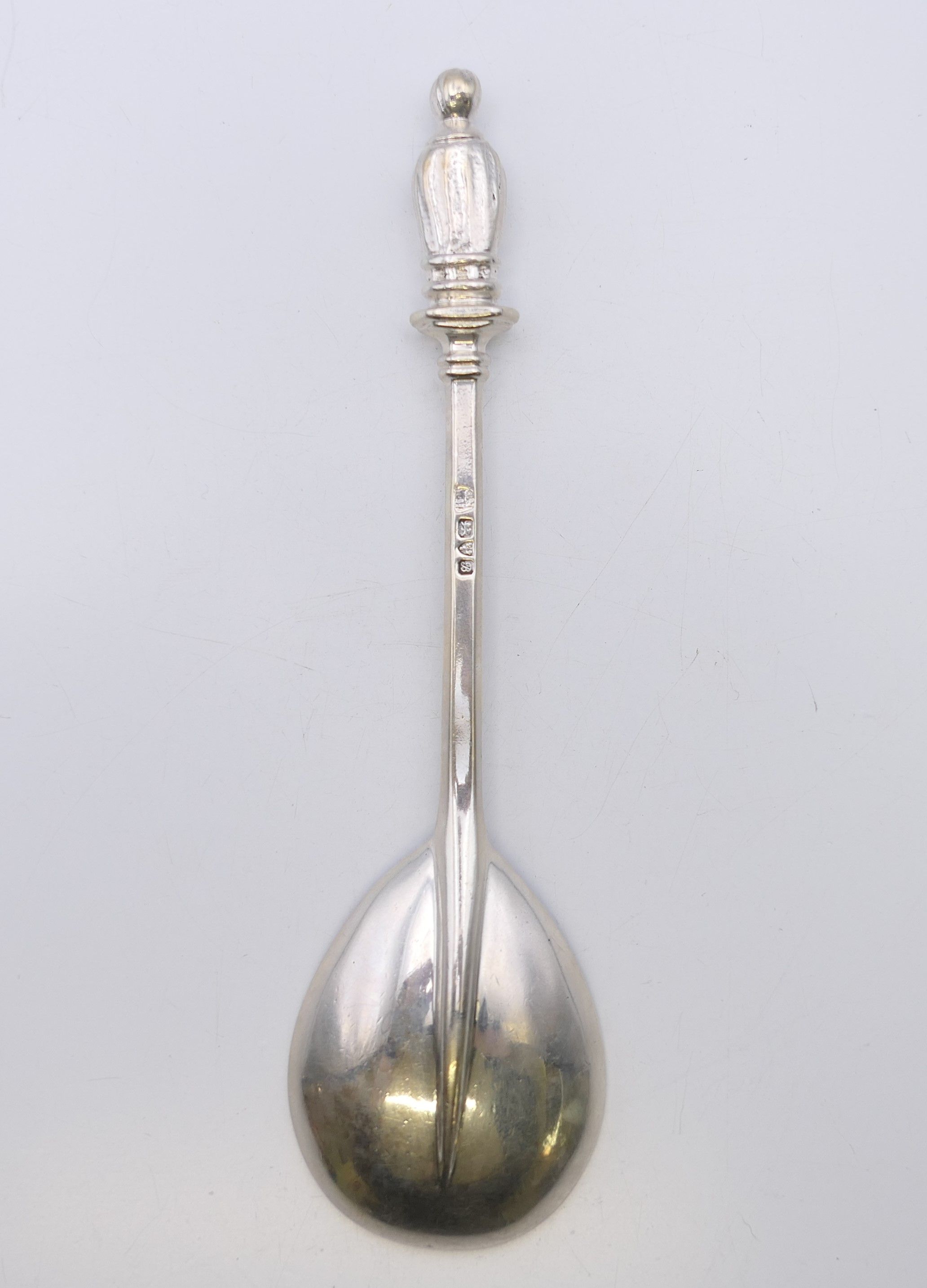 A silver Apostle spoon, hallmarked for Chester 1902. 16.5 cm long. 87.1 grammes. - Image 4 of 7