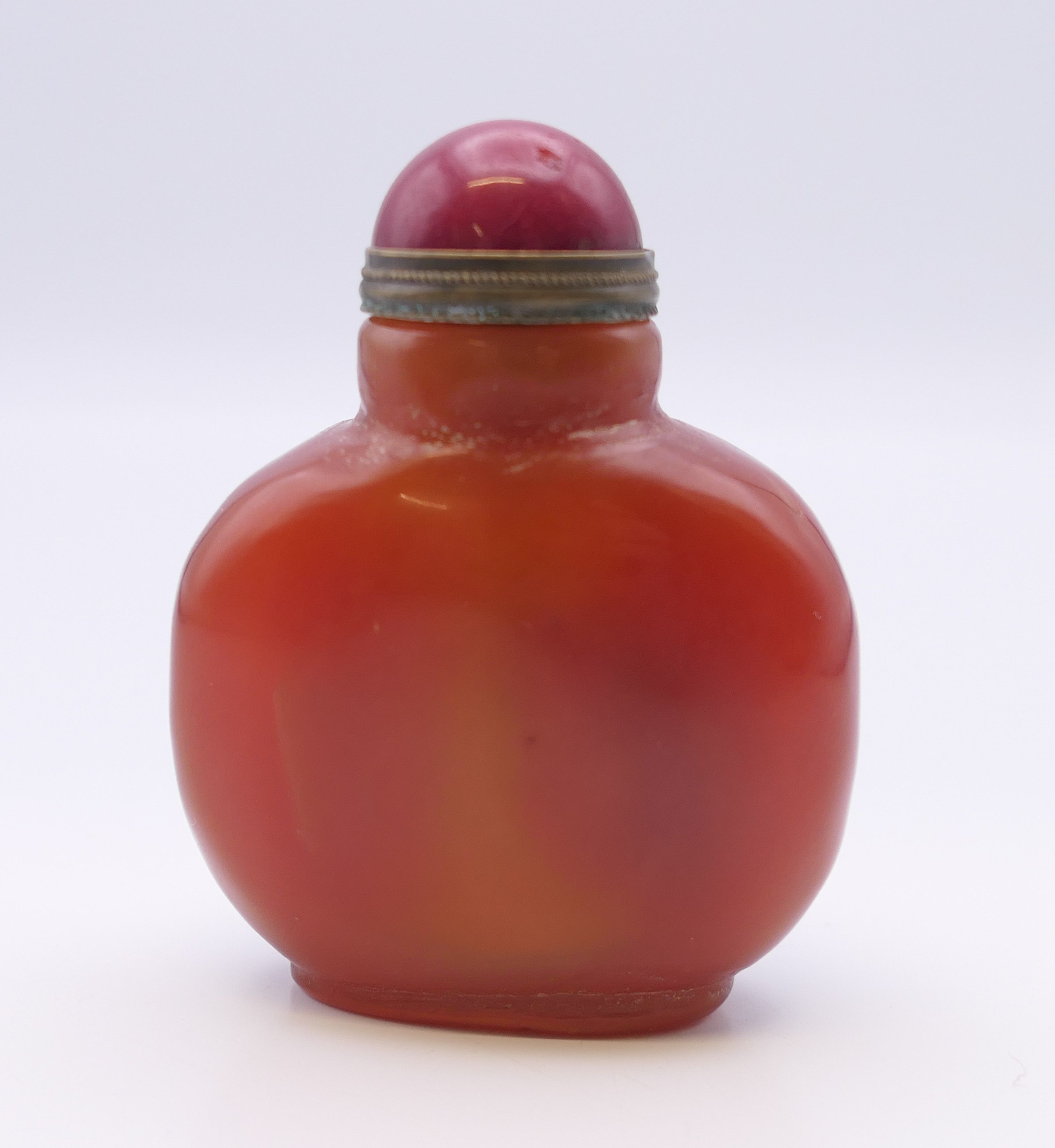 A small Chinese reddish brown agate snuff bottle, with red stopper. 5.5 cm high. - Image 2 of 7