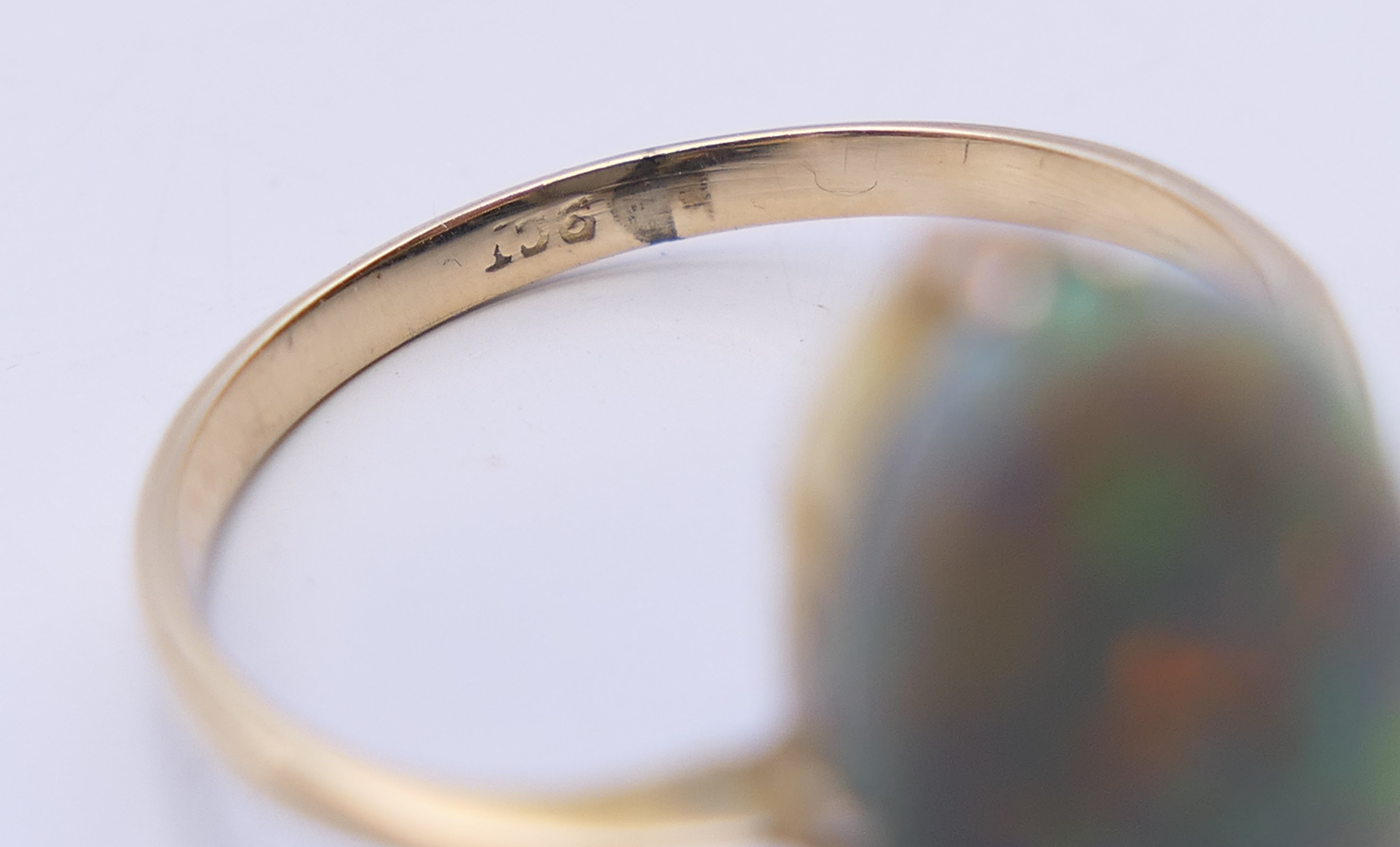 A 9 ct gold and opal ring. Ring size M/N. 1.7 grammes total weight. - Bild 5 aus 6