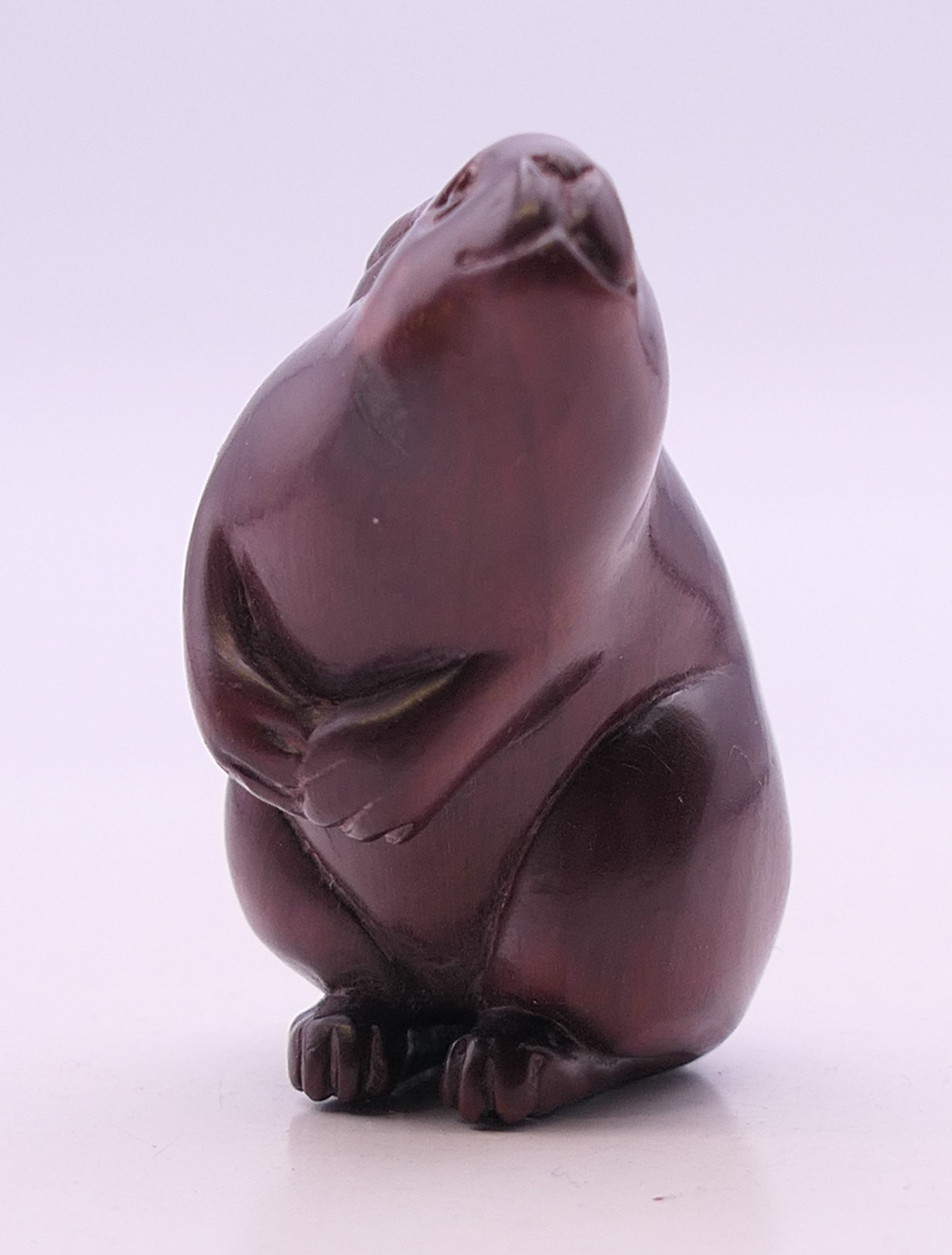 A netsuke formed as a rabbit. 5 cm high. - Image 2 of 4