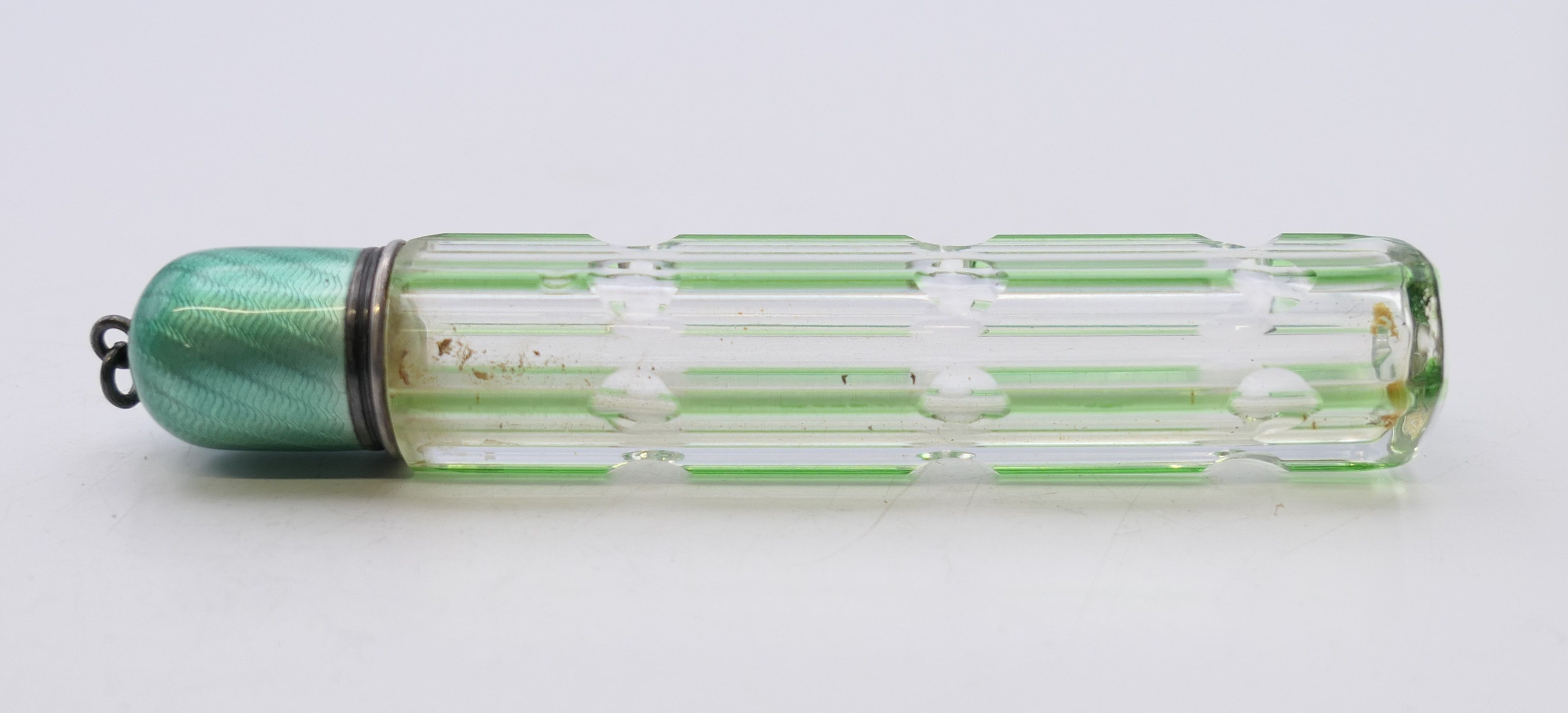 A green overlay glass scent bottle with enamel lid. 8 cm high. - Image 3 of 4