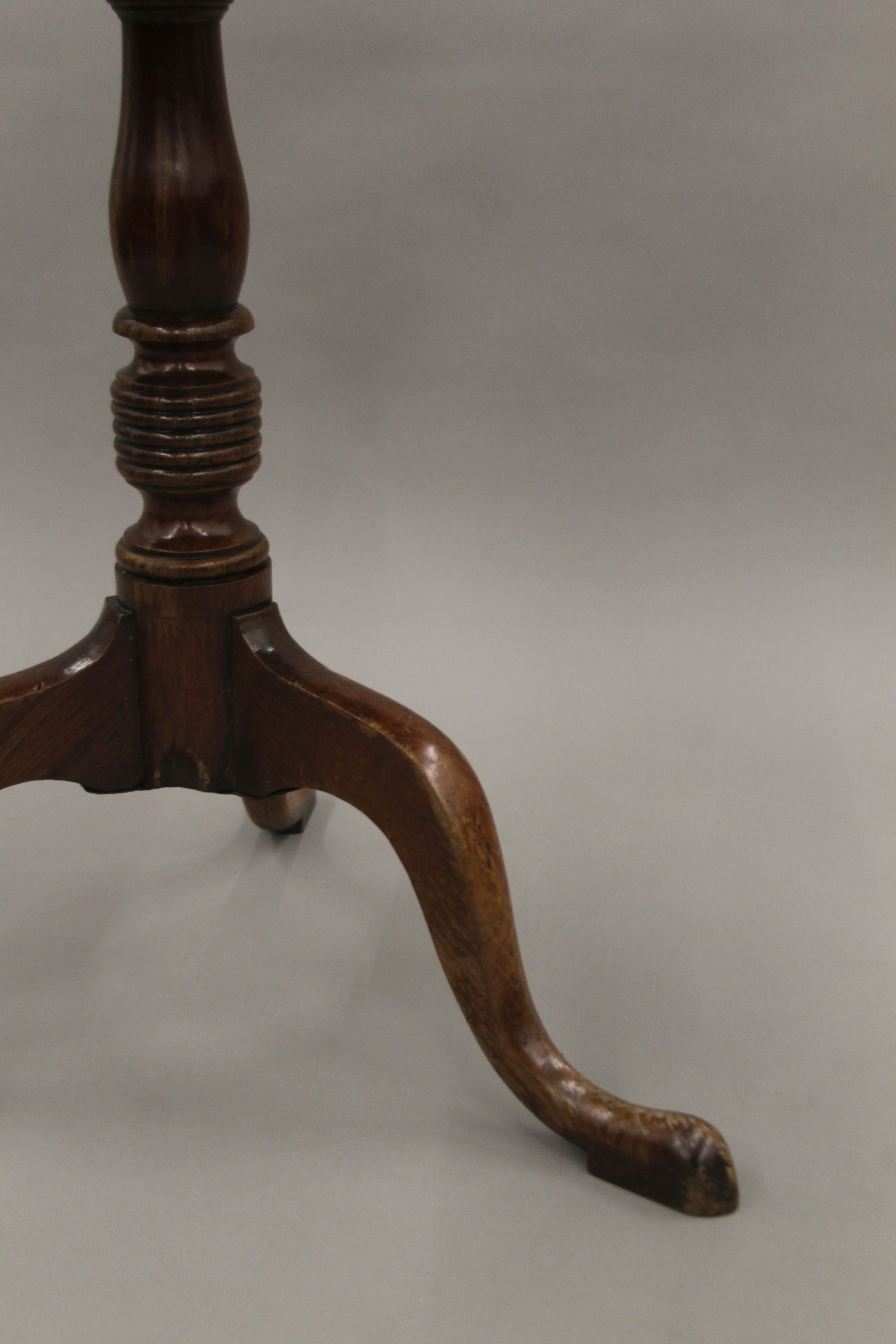 A 19th century oak and elm tilt top tripod table. 63 cm diameter. - Image 4 of 6