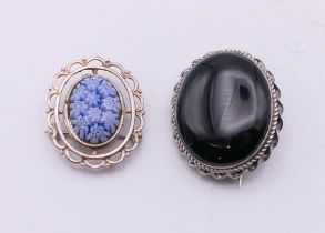 Two silver brooches. The largest 3.5 x 3 cm.