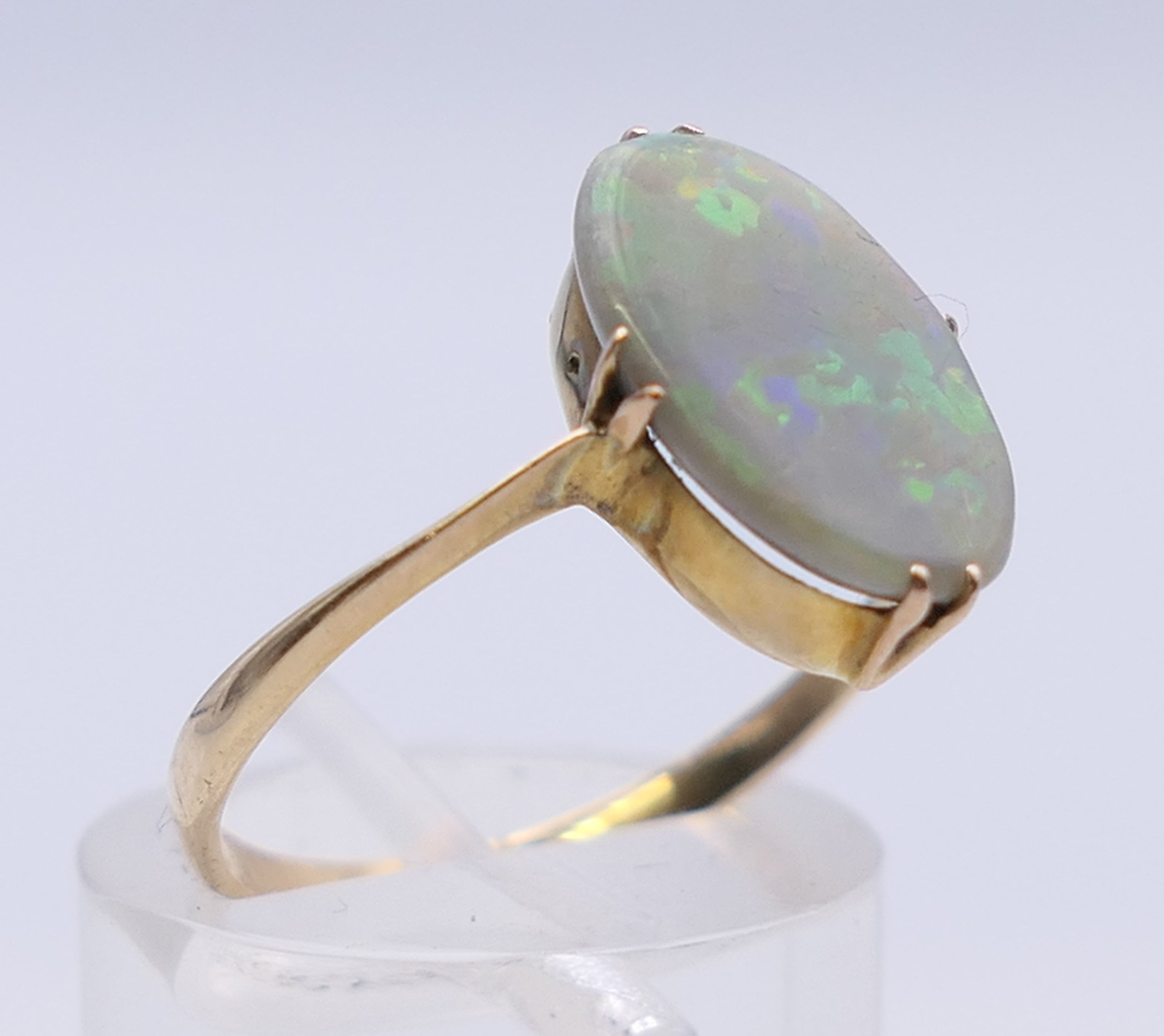 A 9 ct gold and opal ring. Ring size M/N. 1.7 grammes total weight. - Bild 3 aus 6