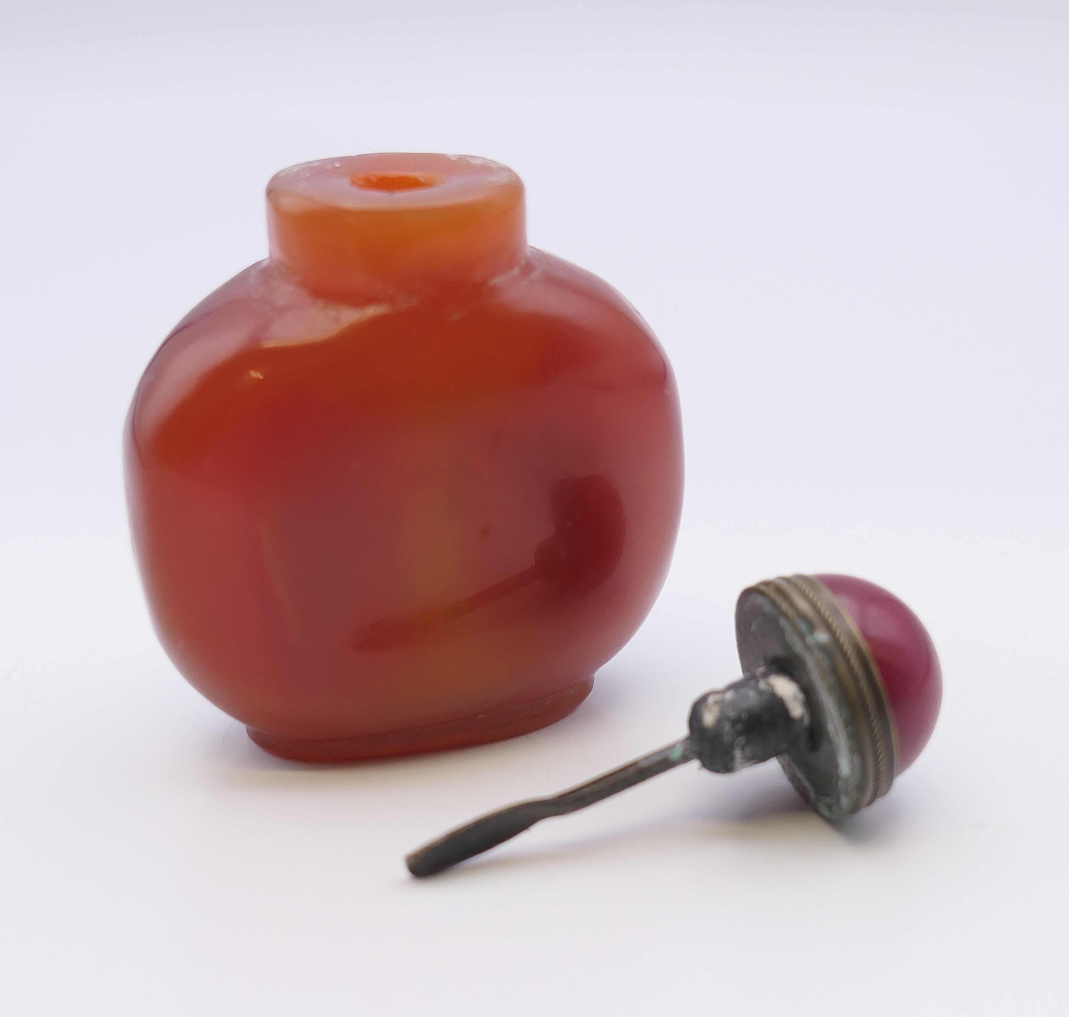 A small Chinese reddish brown agate snuff bottle, with red stopper. 5.5 cm high. - Image 4 of 7