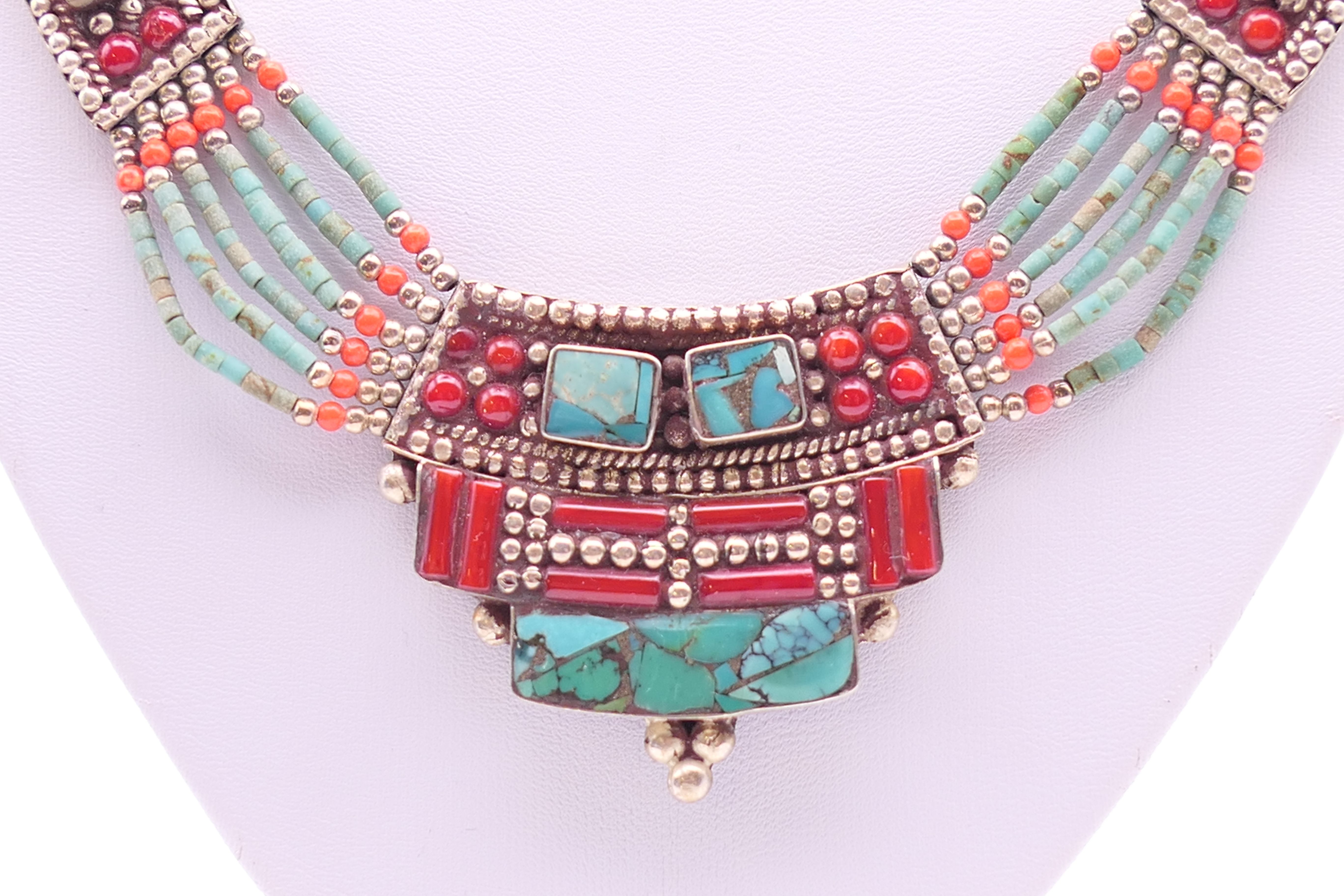 An unmarked silver turquoise and coral necklace. Approximately 50 cm long. - Image 2 of 6