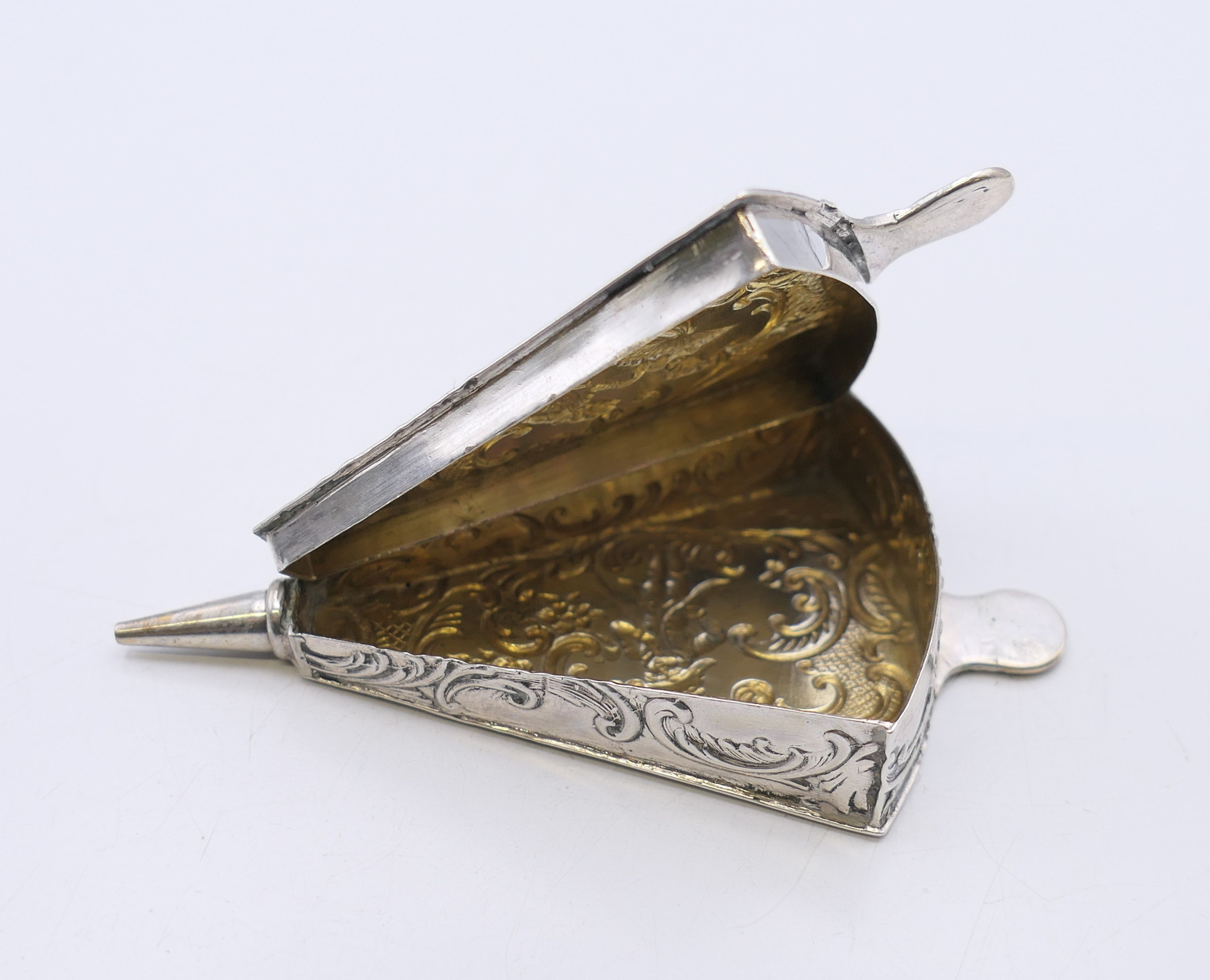 A Continental 800 silver snuff box formed as a set of bellows. 8 cm x 4.5 cm. 27.5 grammes. - Image 4 of 7