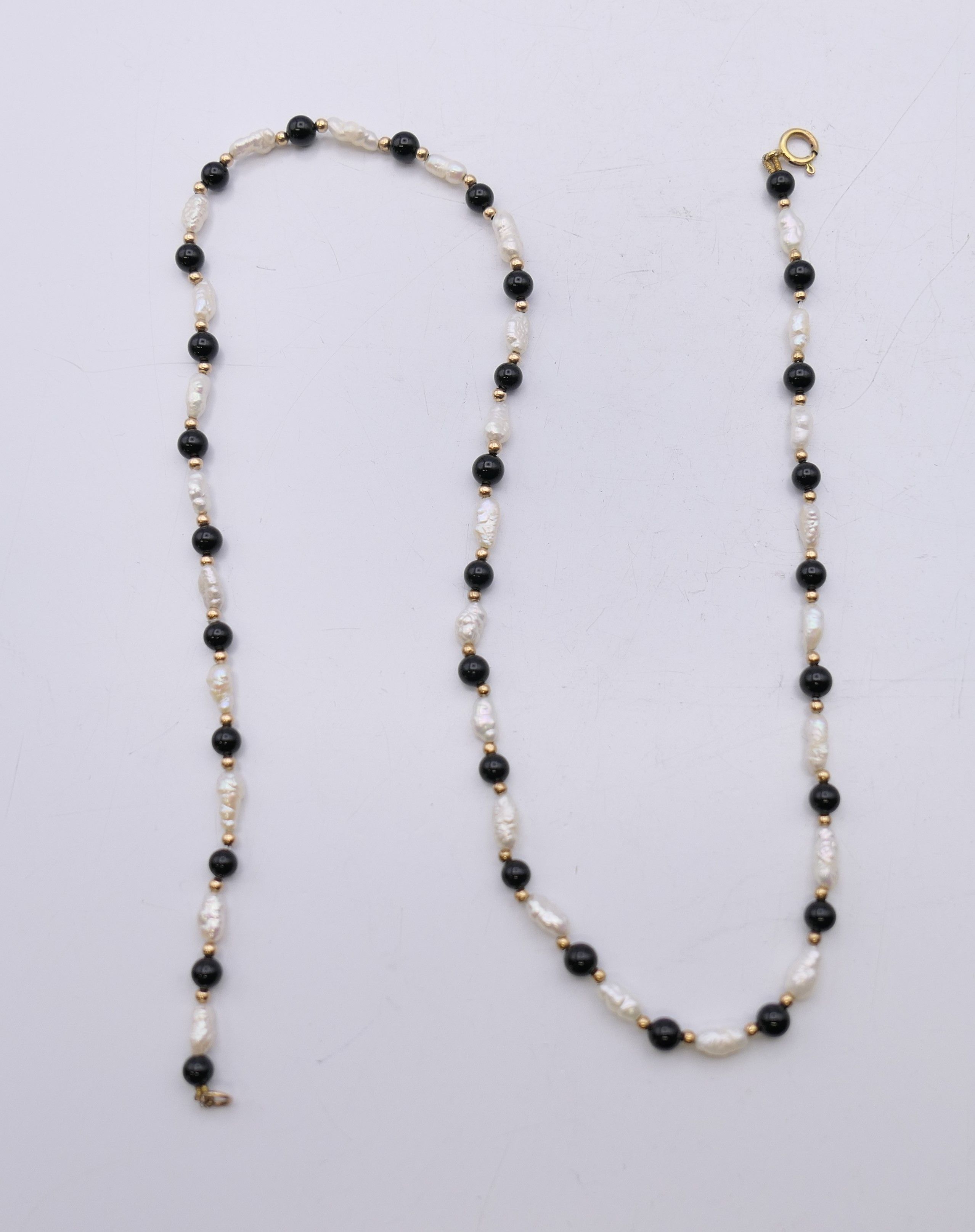 A pearl and black bead necklace with 9 ct gold clasp. 44 cm long. - Image 4 of 5