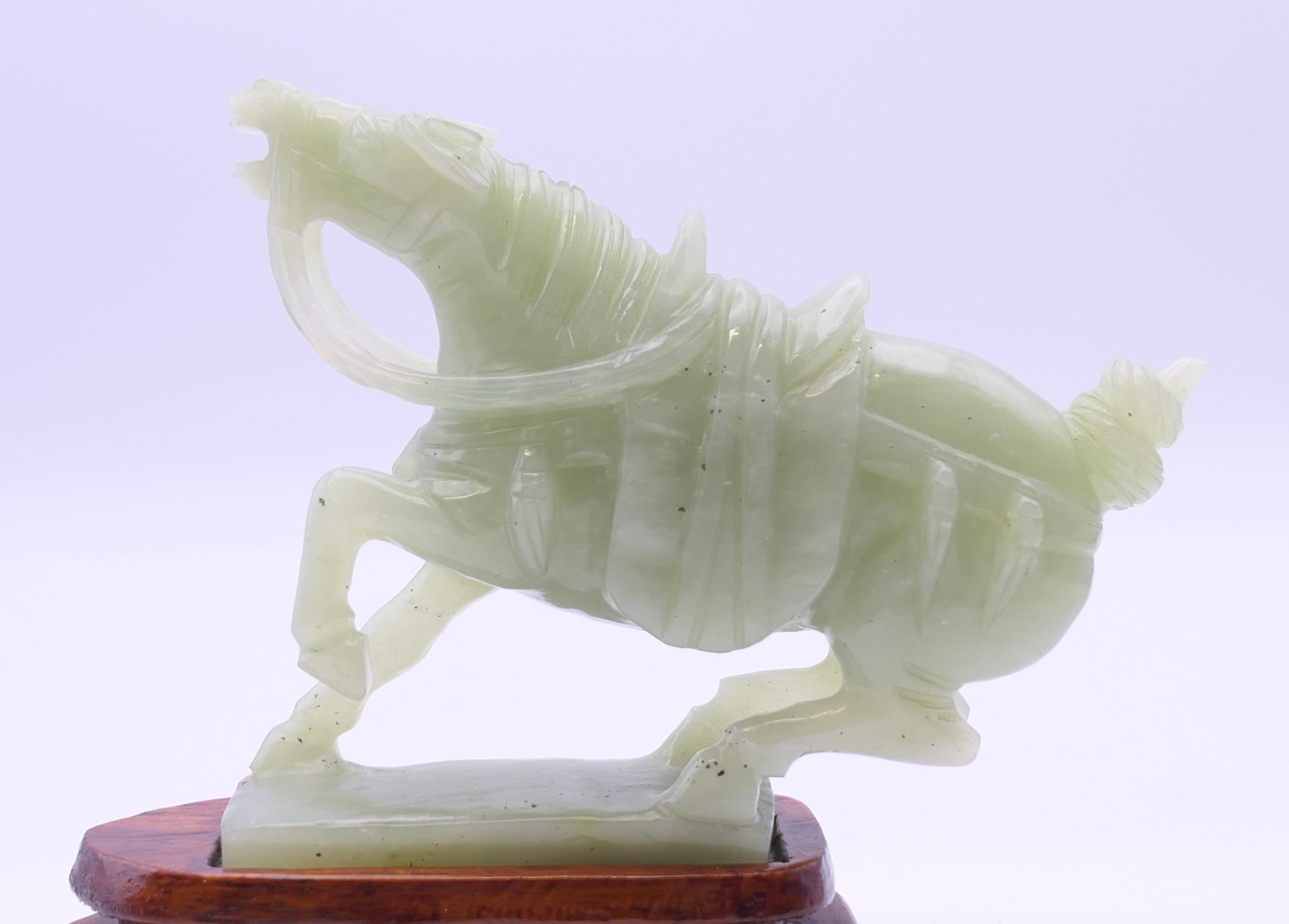 A pair of jade horses on wooden stands. Each 10 cm high including stand. - Image 5 of 5