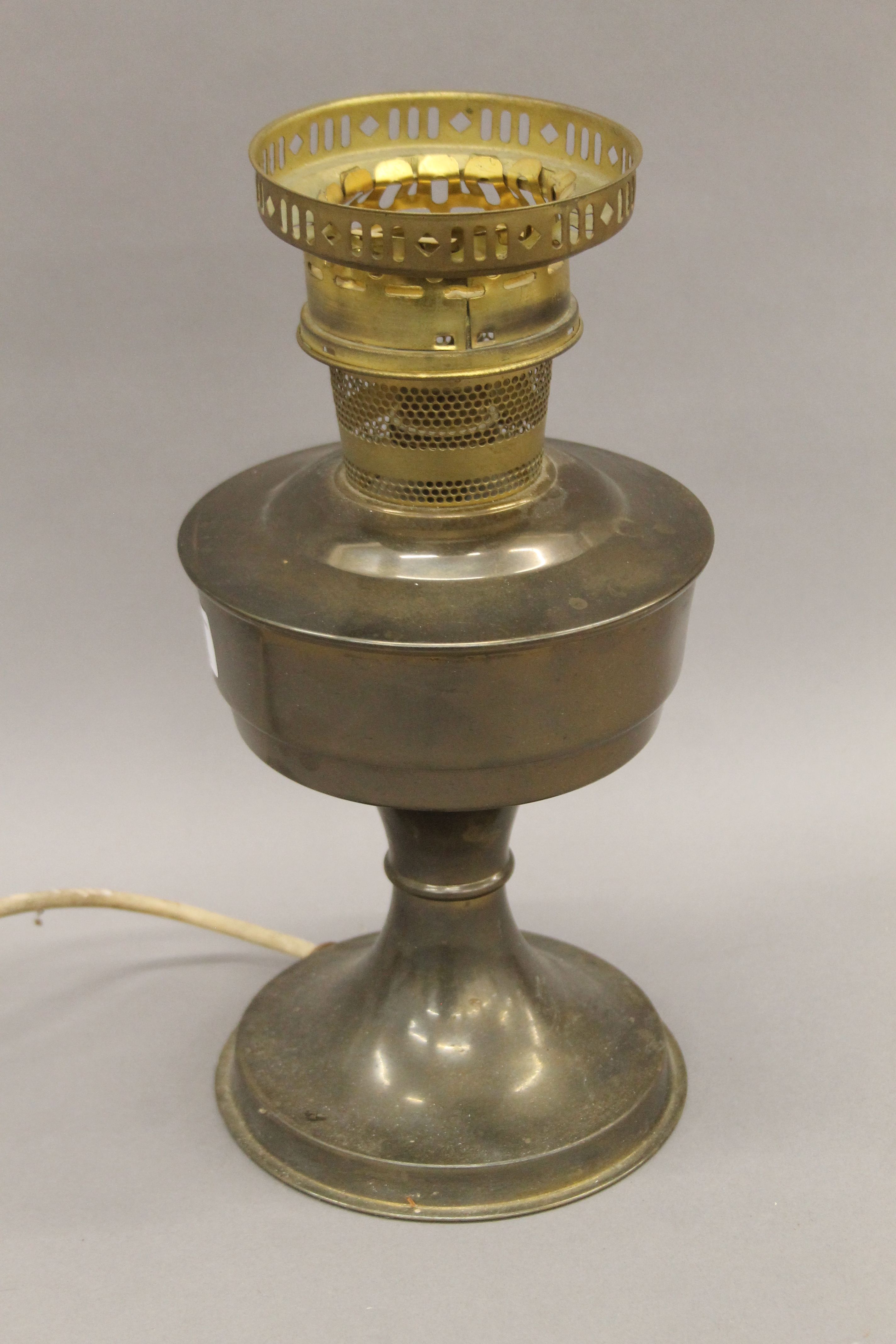 A converted brass oil lamp. 31.5 cm high. - Image 5 of 5