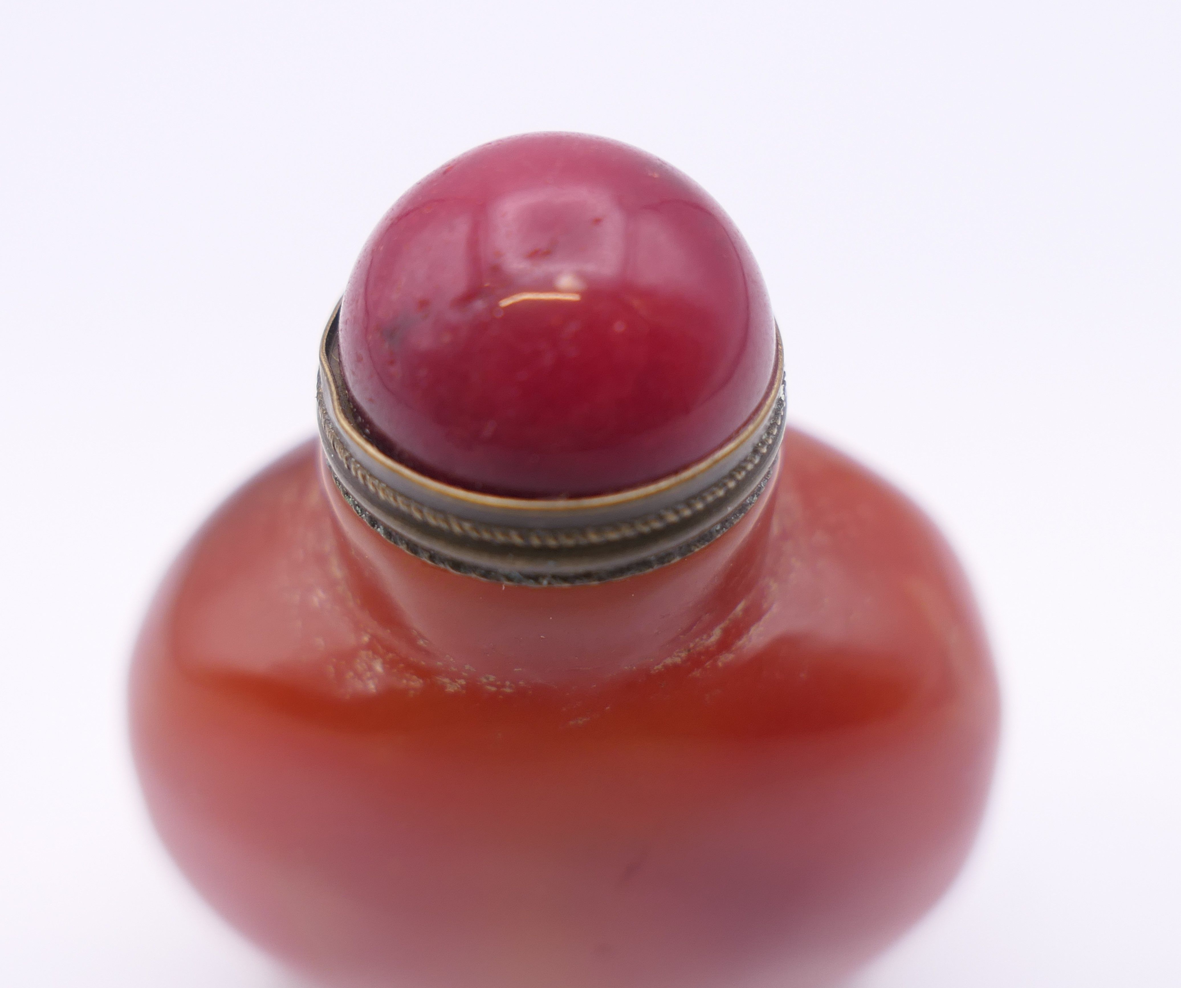 A small Chinese reddish brown agate snuff bottle, with red stopper. 5.5 cm high. - Image 6 of 7