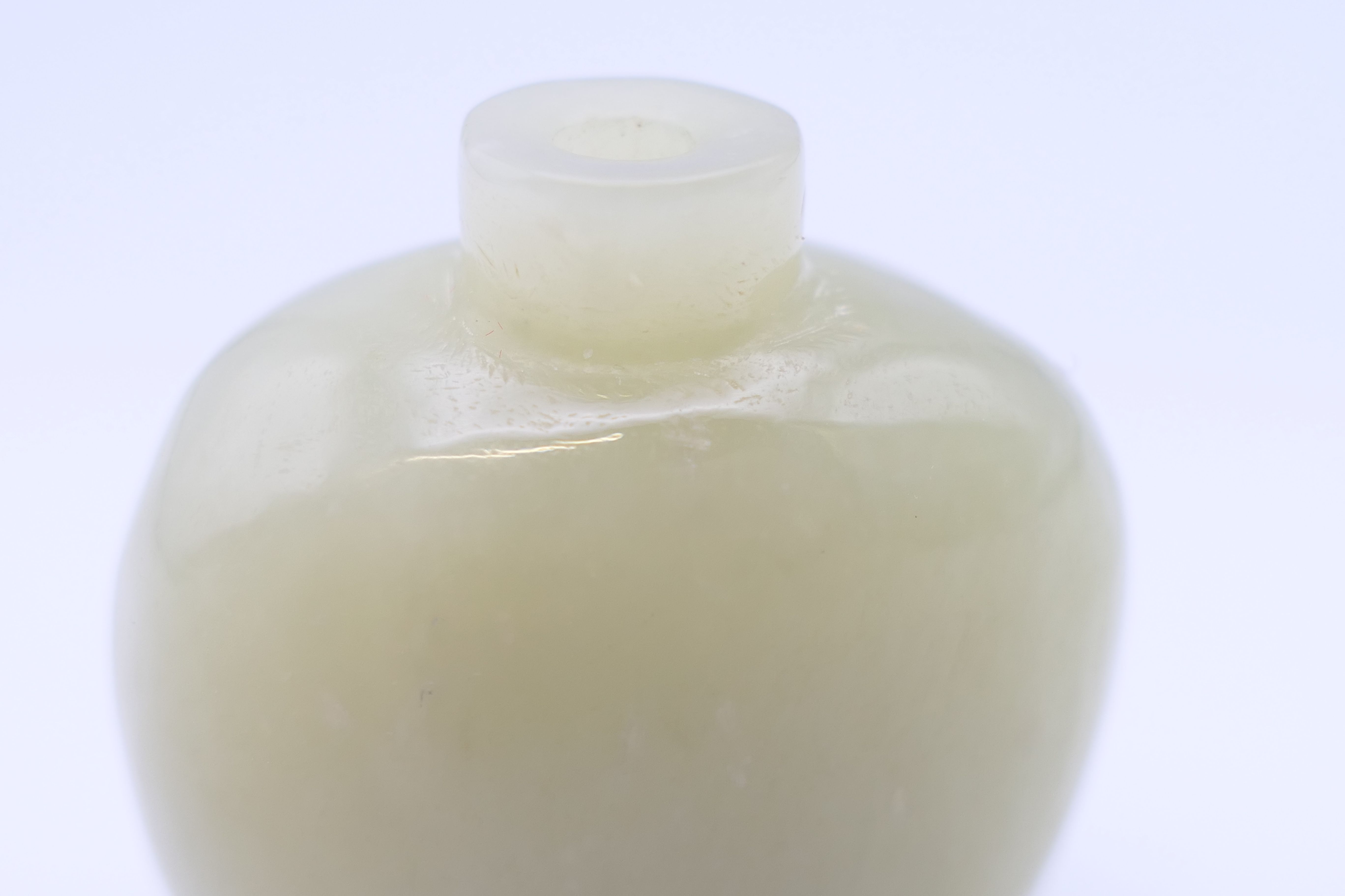 A small Chinese light green jade snuff bottle (stopper missing), Qing Dynasty. 4.5 cm high. - Image 6 of 6