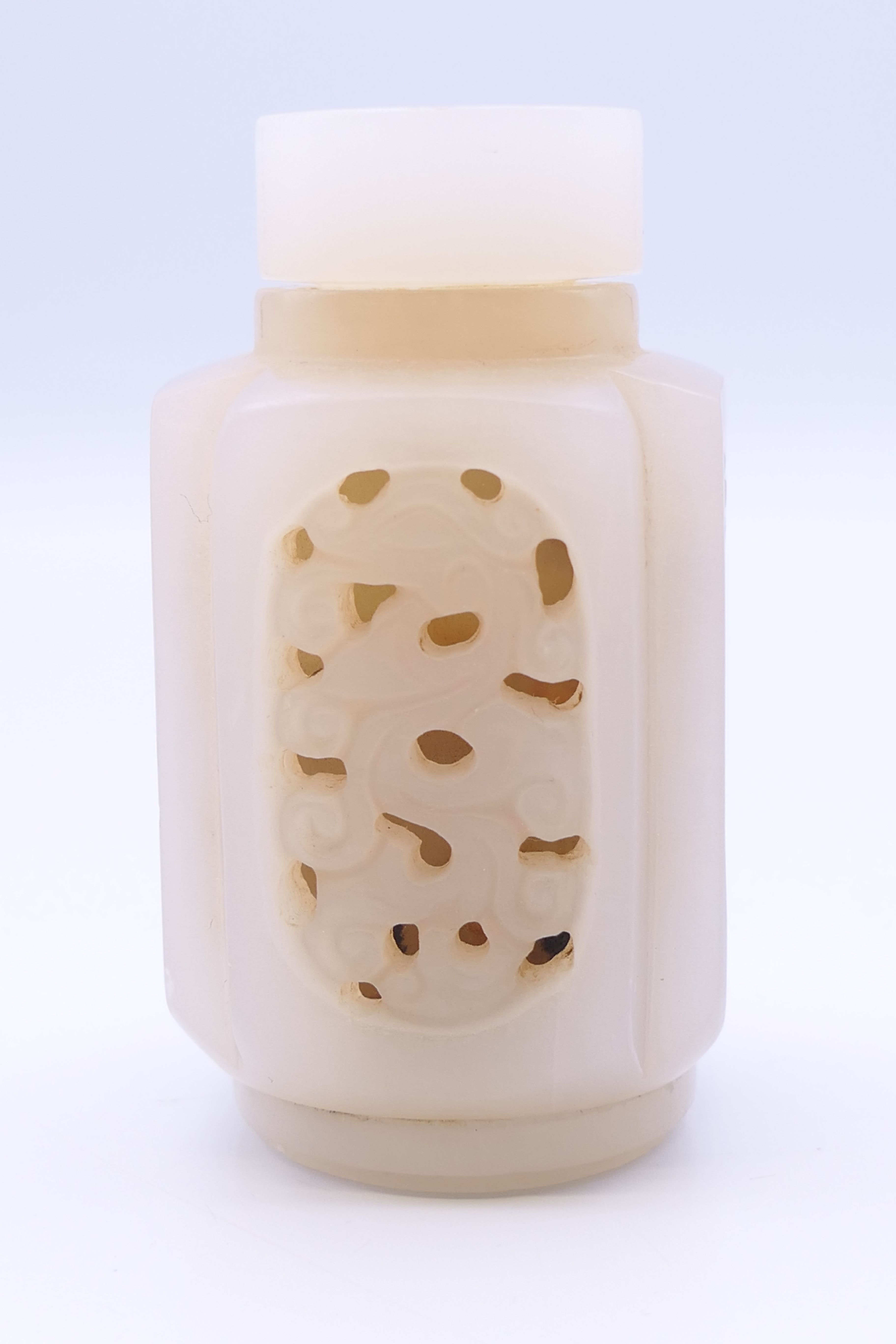 A Chinese light pink and white reticulated jade snuff bottle (stopper missing), Qing Dynasty. 6. - Image 3 of 7