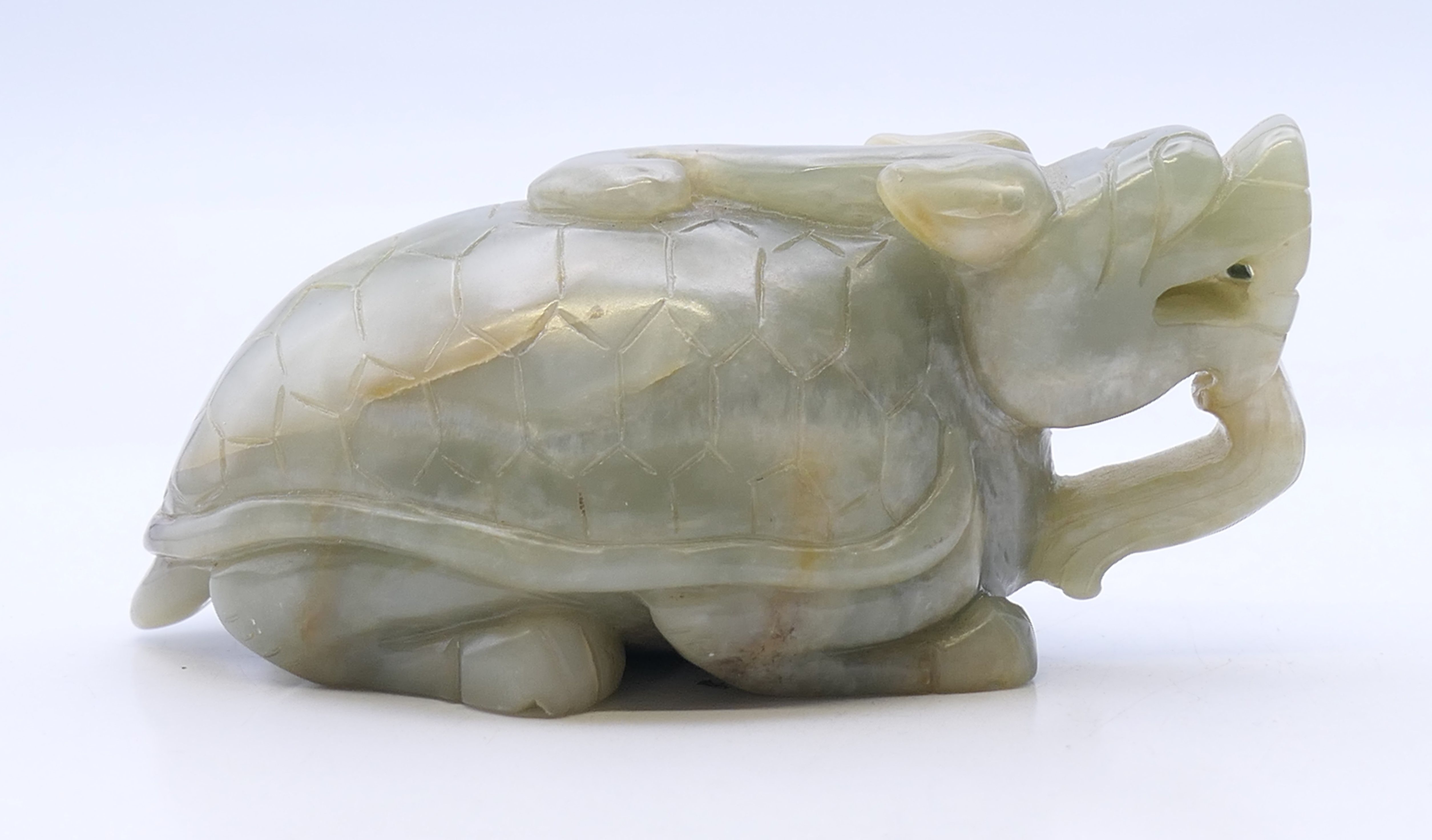 A carved jade dog-of-fo. 9.5 cm long. - Image 2 of 6