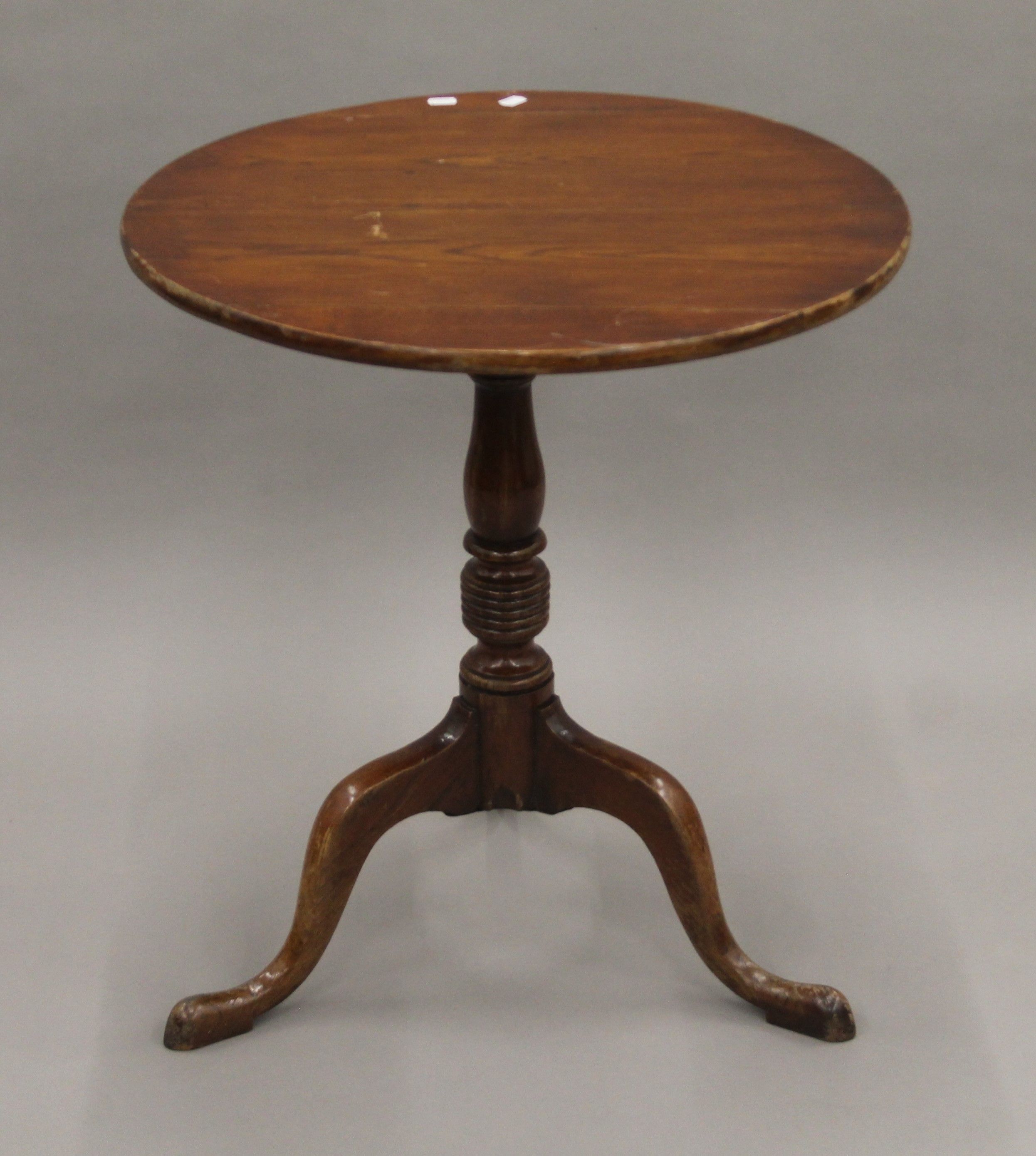 A 19th century oak and elm tilt top tripod table. 63 cm diameter. - Image 2 of 6