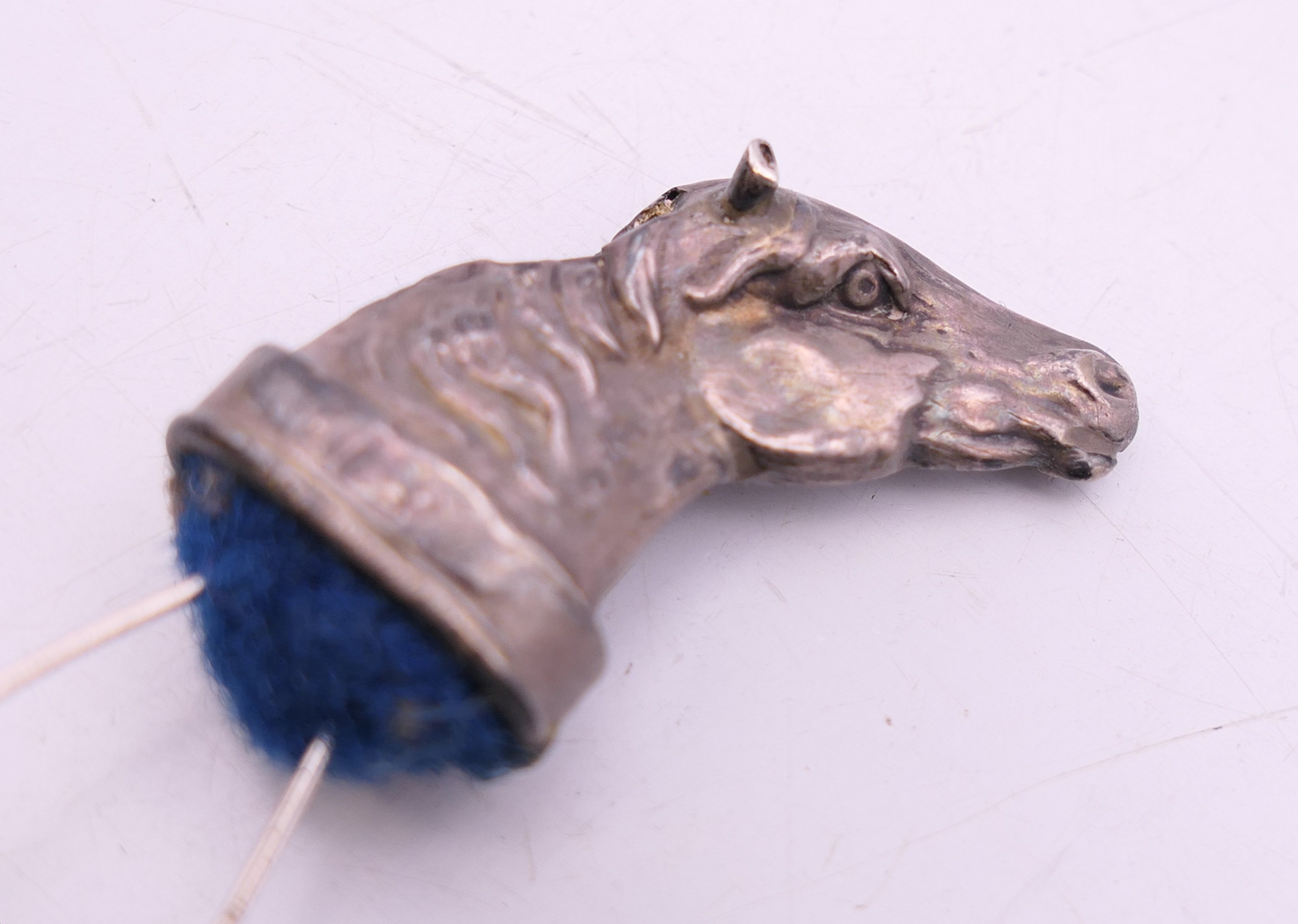 A silver horse's head form pin cushion. 3 cm wide. - Image 4 of 8