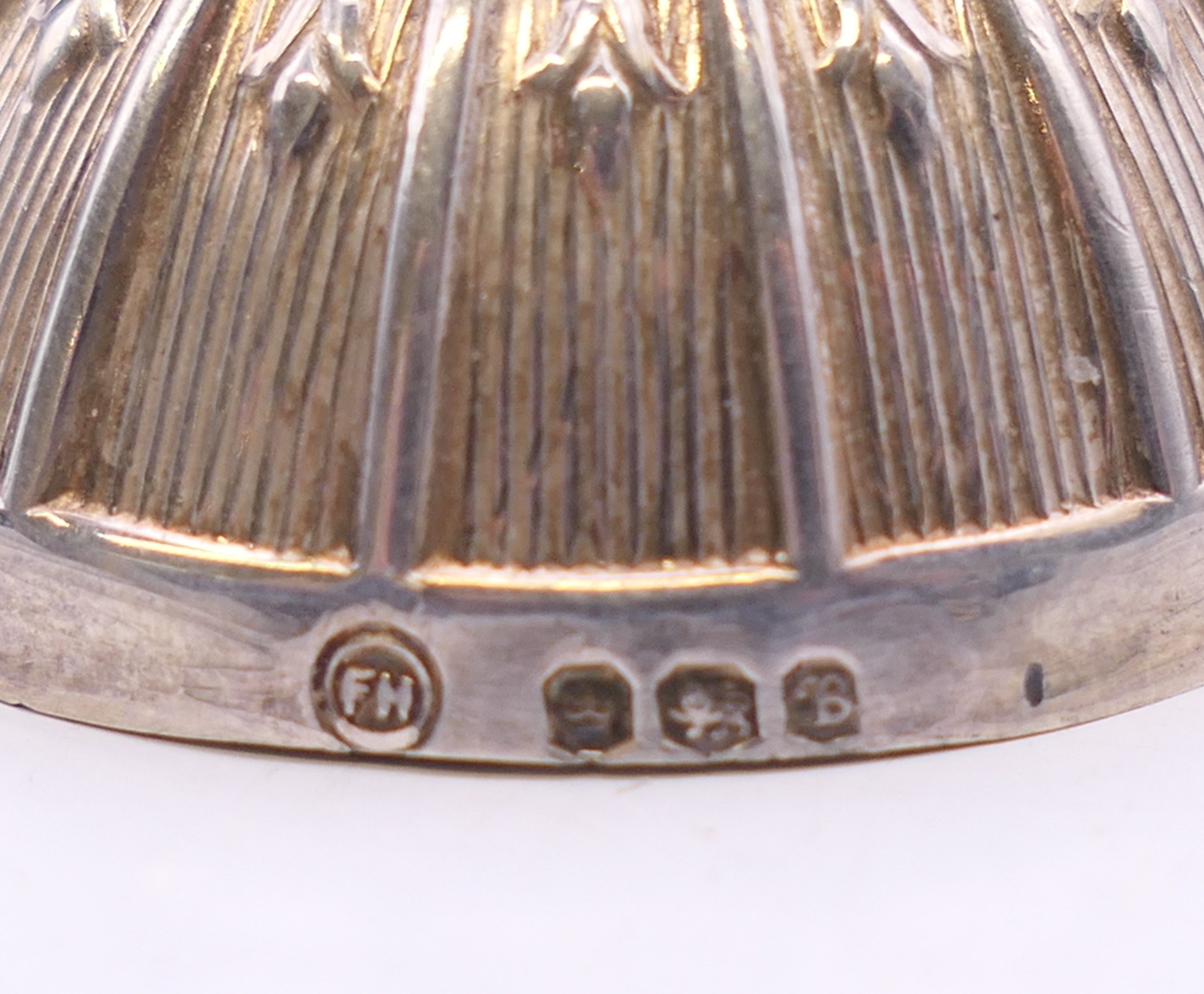 A silver jockey's cap form caddy spoon. 5.25 cm x 4 cm. 11.1 grammes. - Image 5 of 5