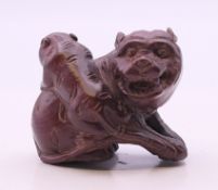 A carving of dogs-of-fo. 3.5 cm high.