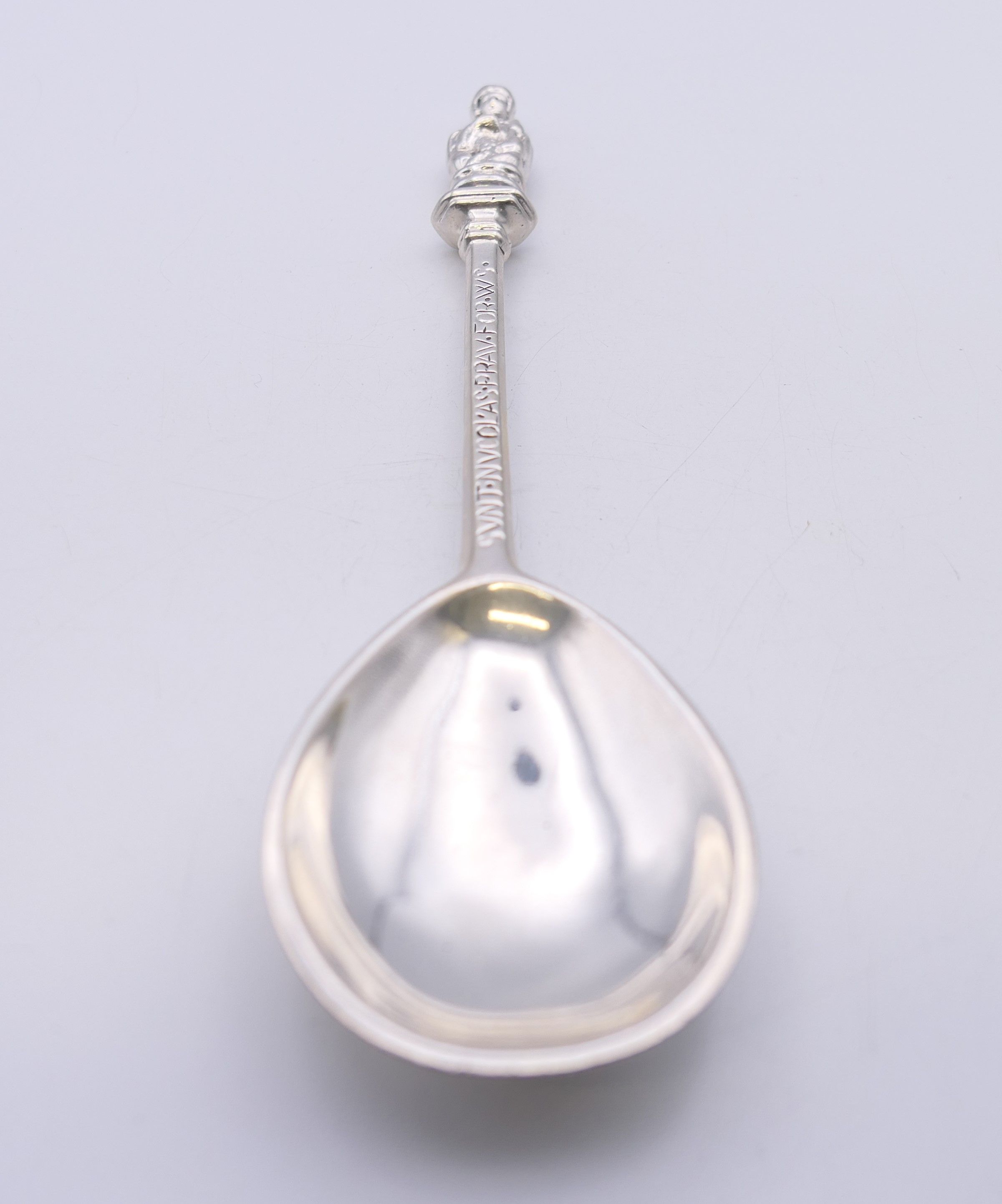 A silver Apostle spoon, hallmarked for Chester 1902. 16.5 cm long. 87.1 grammes. - Image 2 of 7