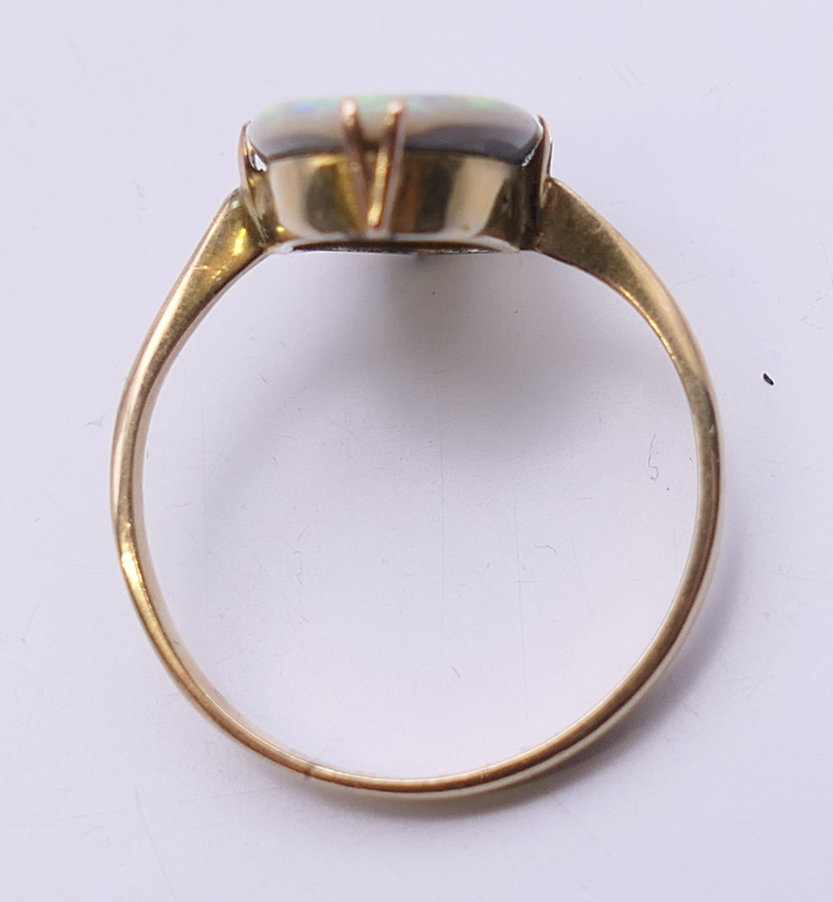 A 9 ct gold and opal ring. Ring size M/N. 1.7 grammes total weight. - Bild 6 aus 6