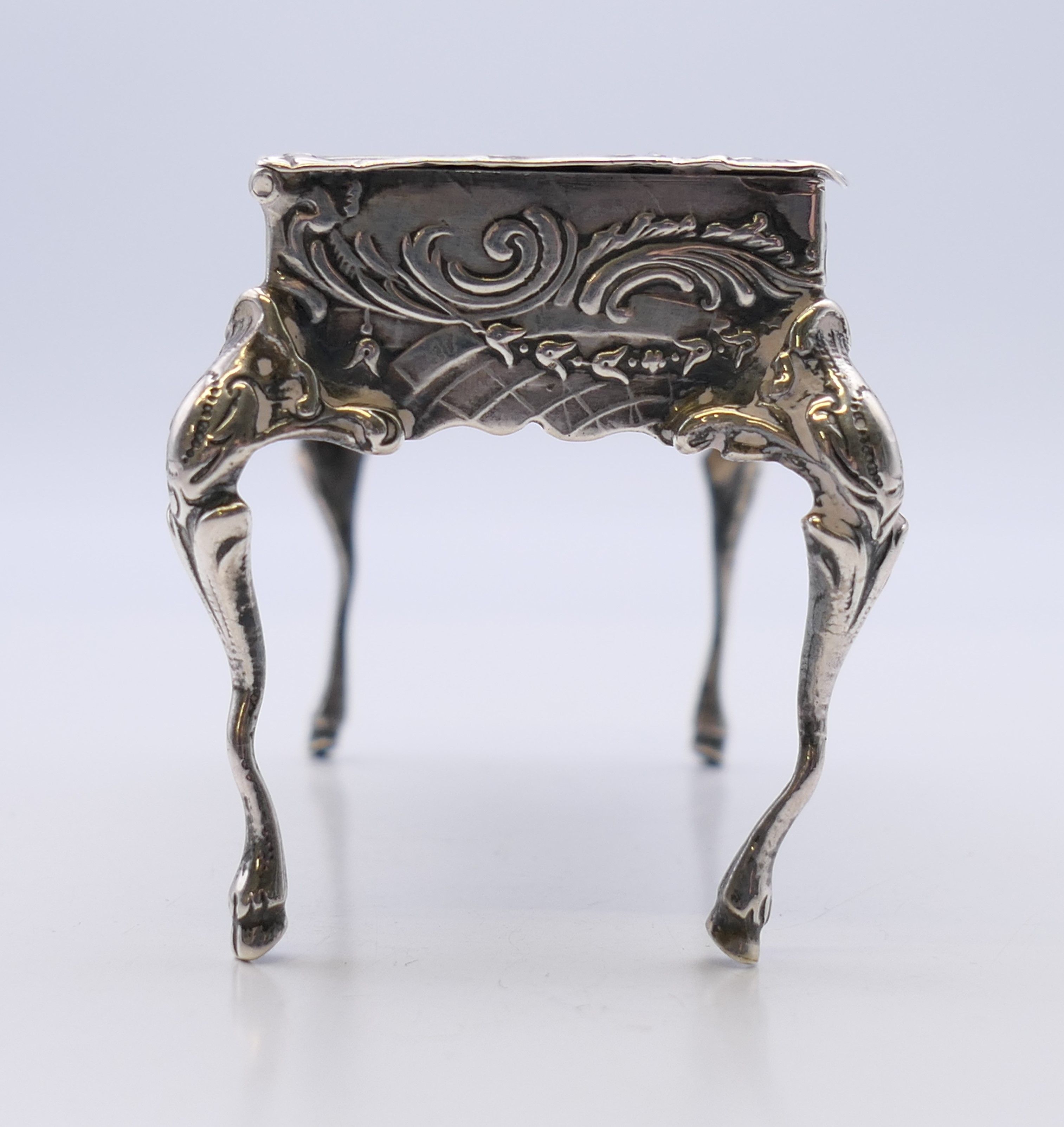 An embossed silver trinket box formed as a table, import marks for London 1899. - Image 4 of 11