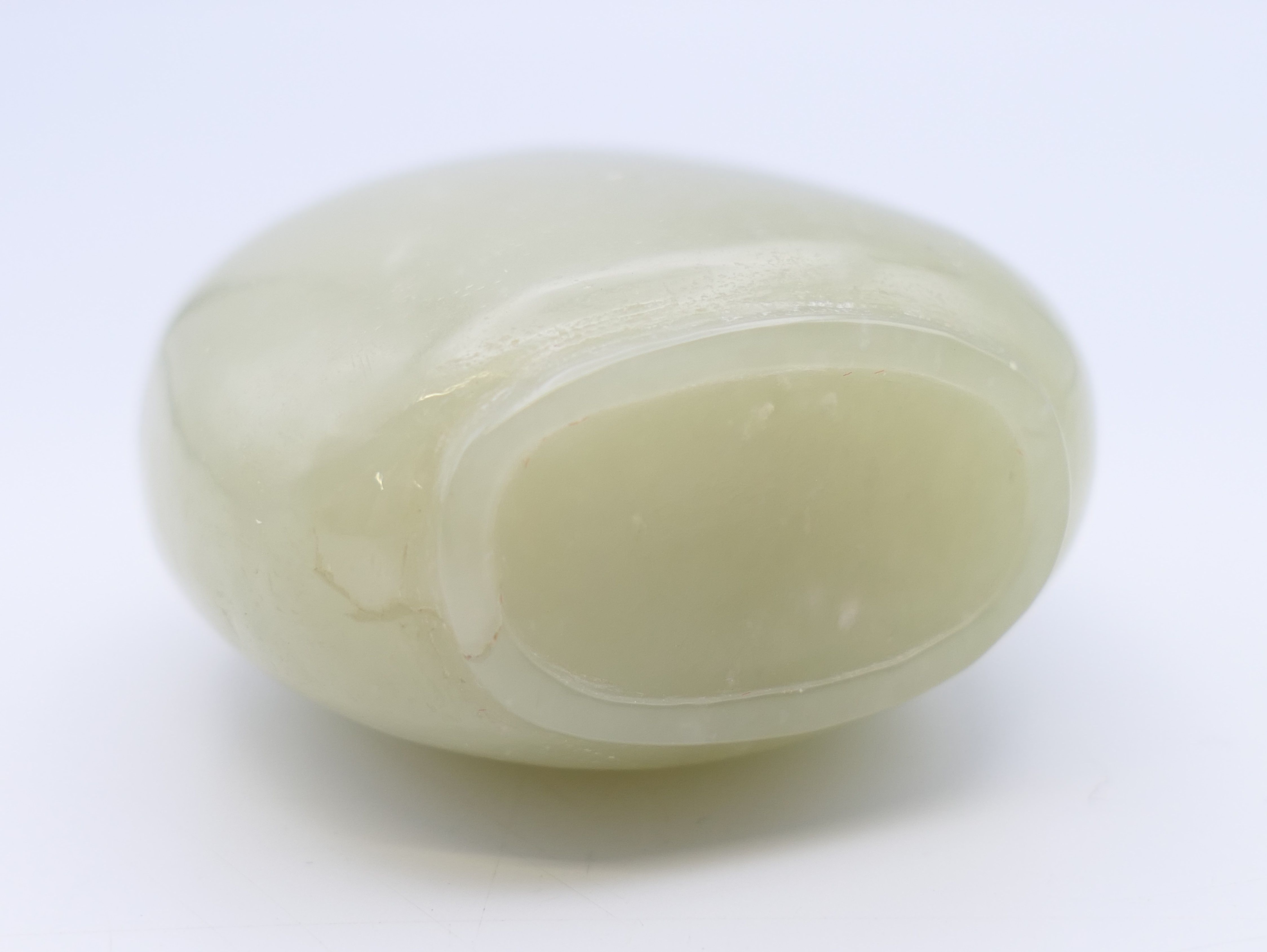 A small Chinese light green jade snuff bottle (stopper missing), Qing Dynasty. 4.5 cm high. - Image 4 of 6