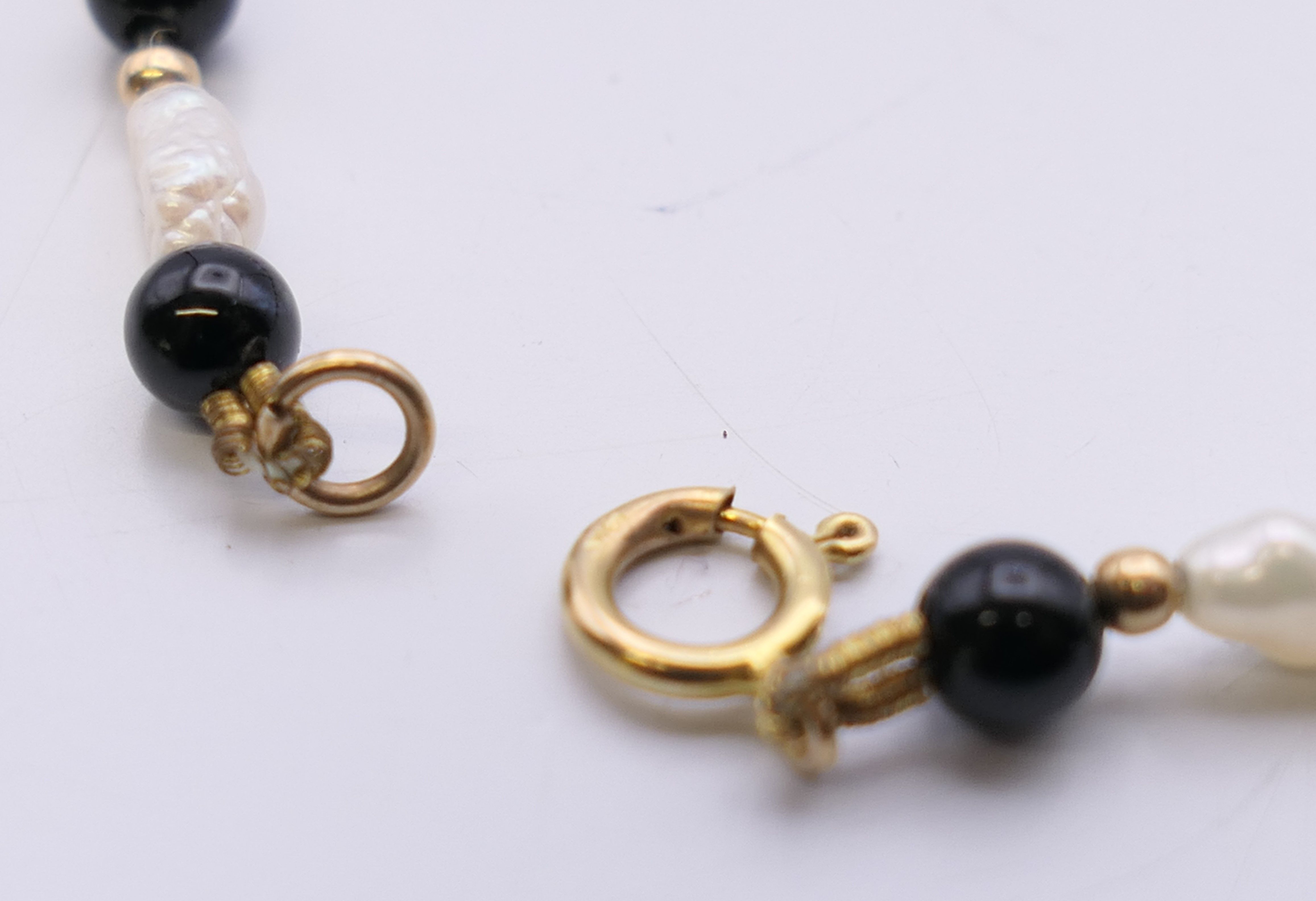 A pearl and black bead necklace with 9 ct gold clasp. 44 cm long. - Image 5 of 5