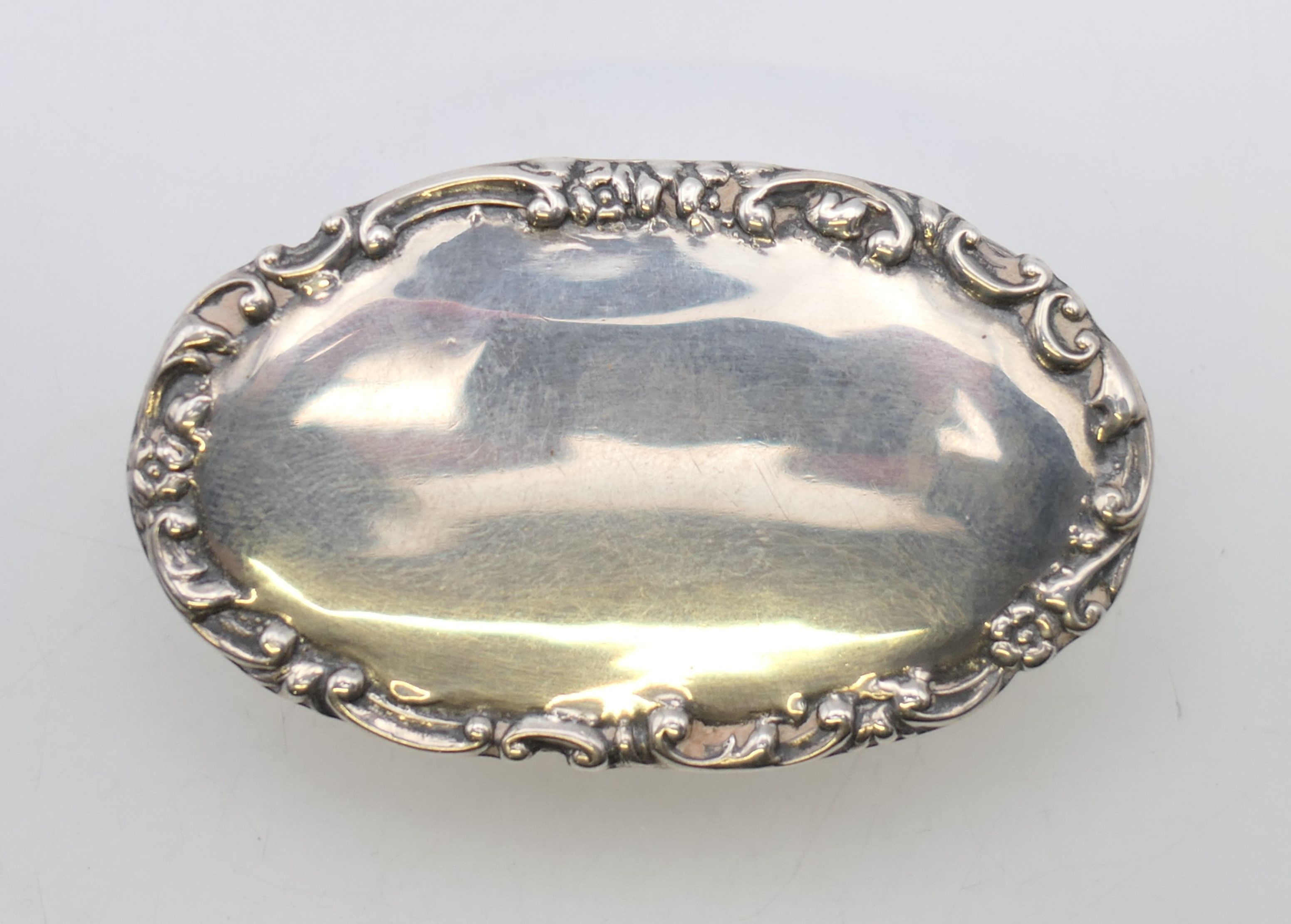 A silver snuff box, hallmarked for Chester 1902. 7.5 x 4.5 cm. 39.4 grammes. - Image 3 of 9