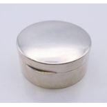 An early 20th century French silver snuff box. 5 cm diameter. 61.1 grammes.
