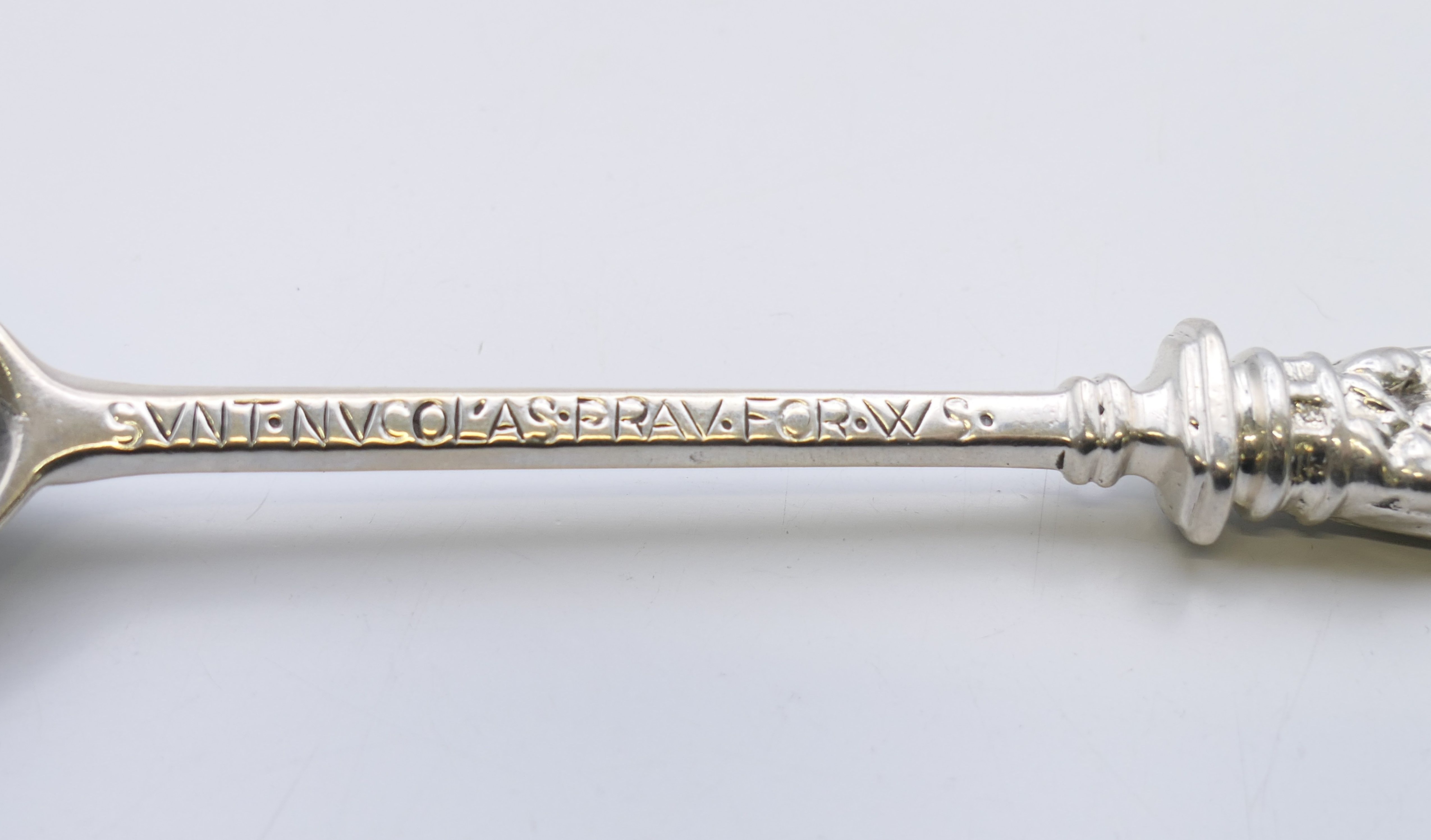 A silver Apostle spoon, hallmarked for Chester 1902. 16.5 cm long. 87.1 grammes. - Image 7 of 7