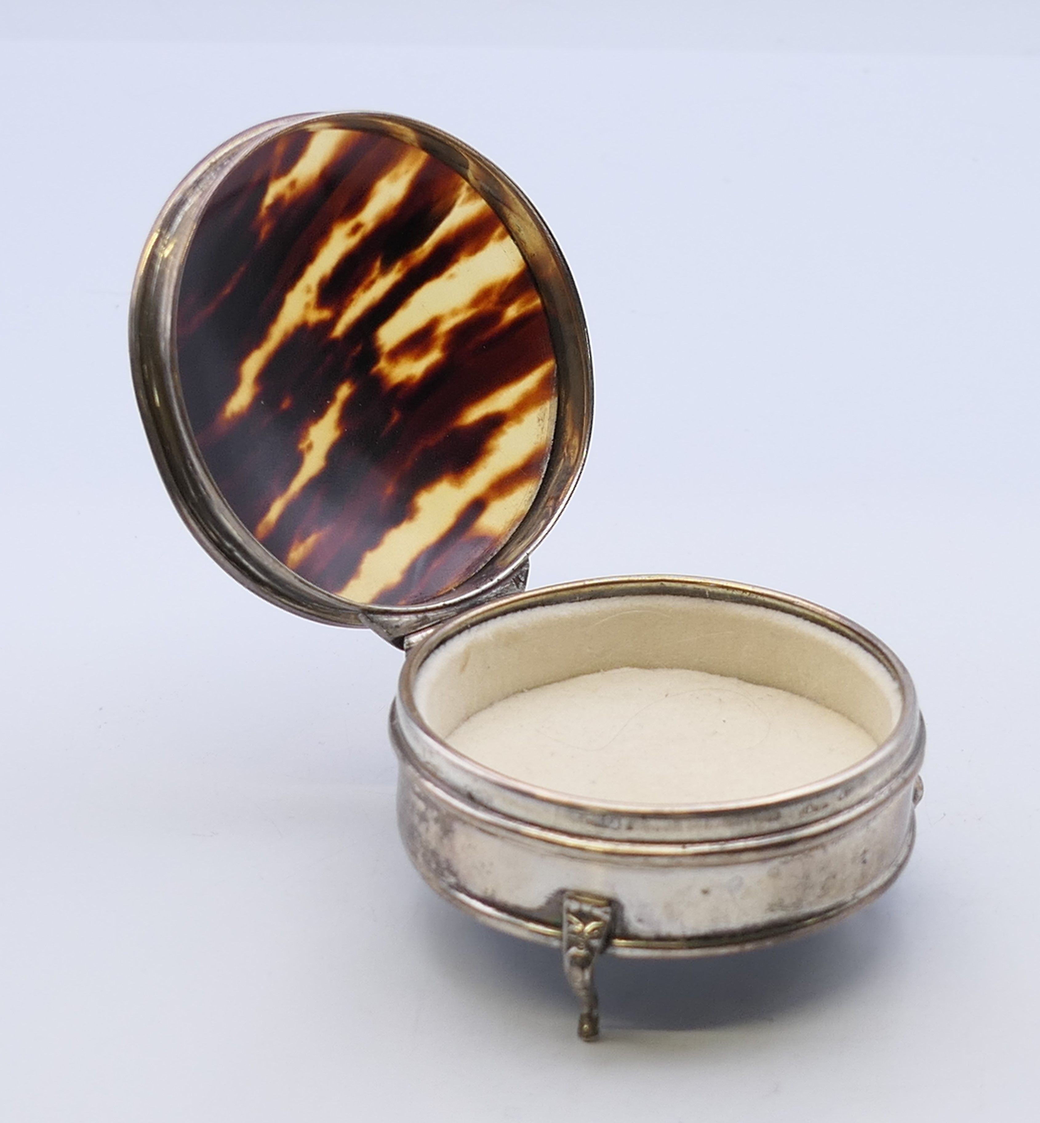 A tortoiseshell lidded silver jewellery box. 7 cm diameter. - Image 2 of 5